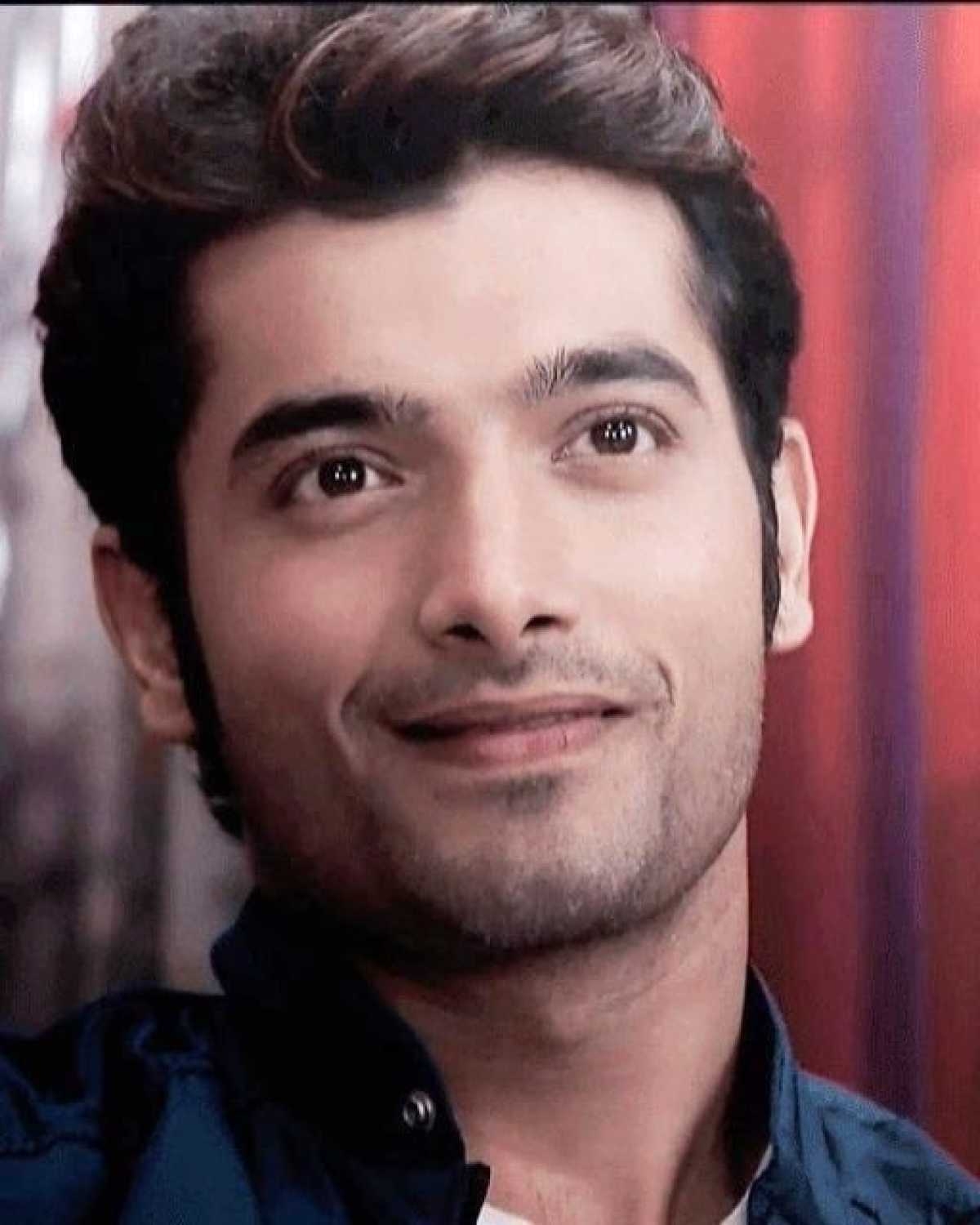 1200x1500 Sharad Malhotra, Phone