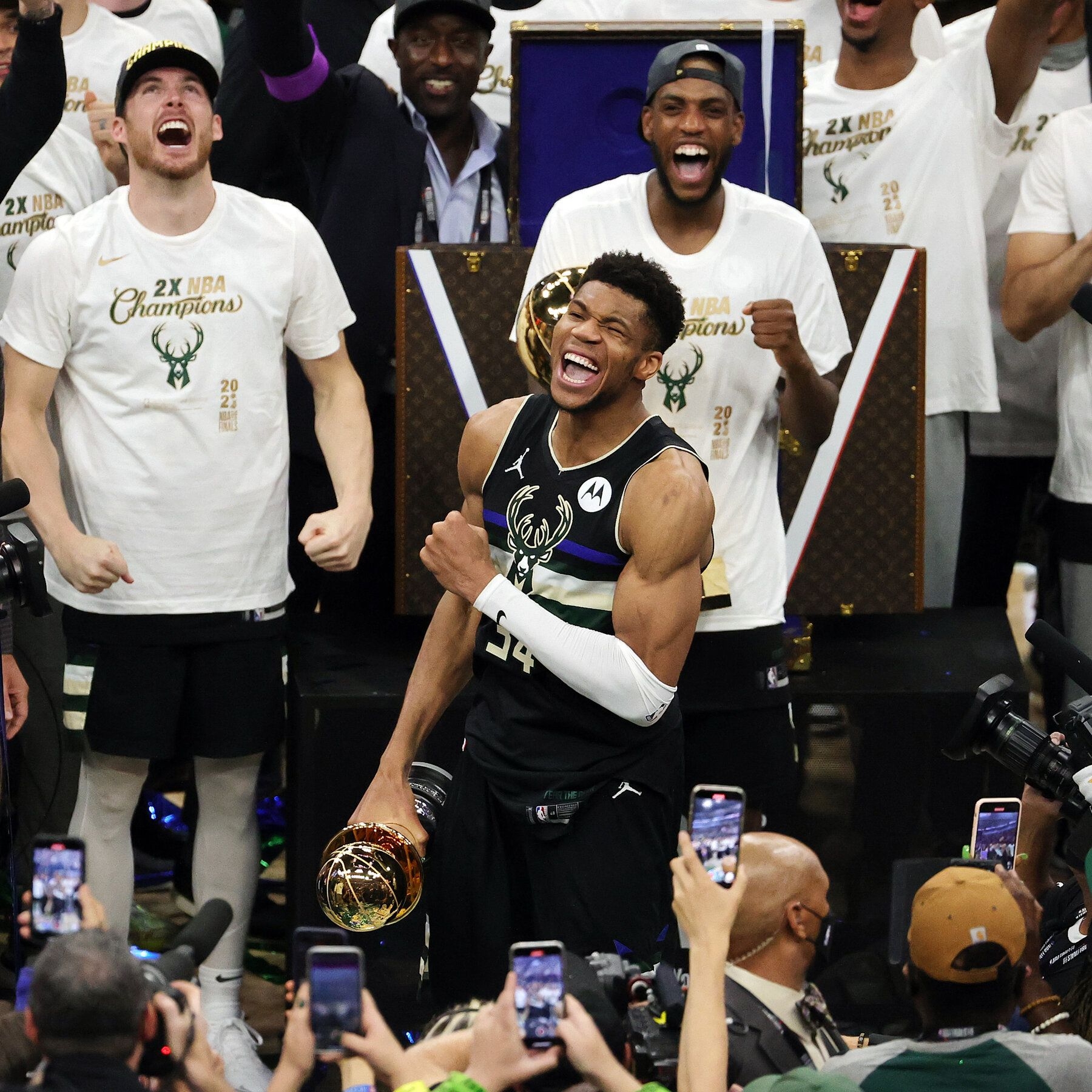 1800x1800 The Milwaukee Bucks Win the N.B.A. Championship, Phone