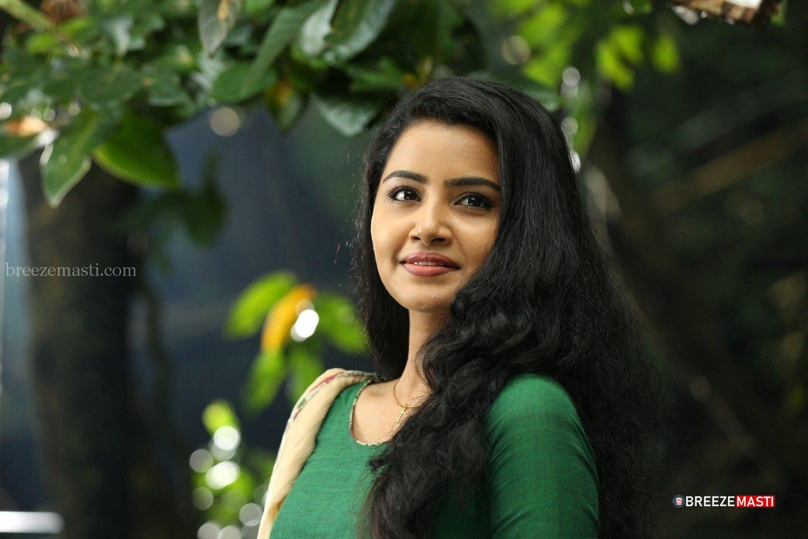 1600x1070 Anupama Parameswaran HD Wallpaper At Andamaina Jeevitham, Desktop