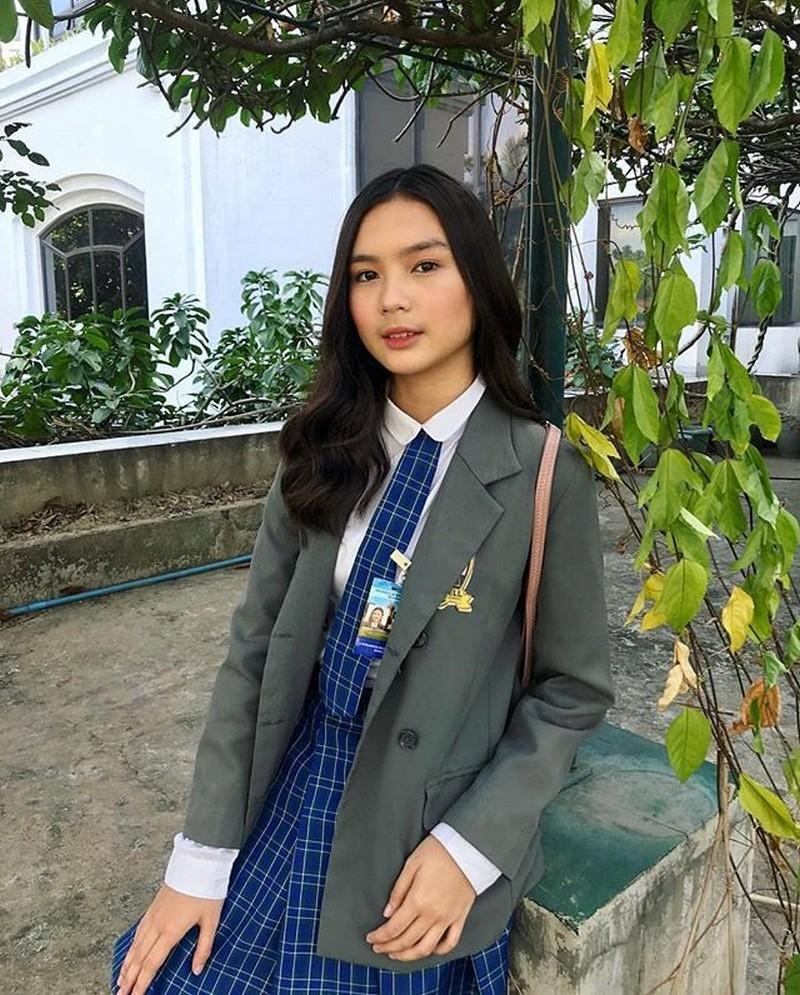 800x1000 LOOK: What Francine Diaz aka Kadenang Ginto's Cassie do in between takes, Phone