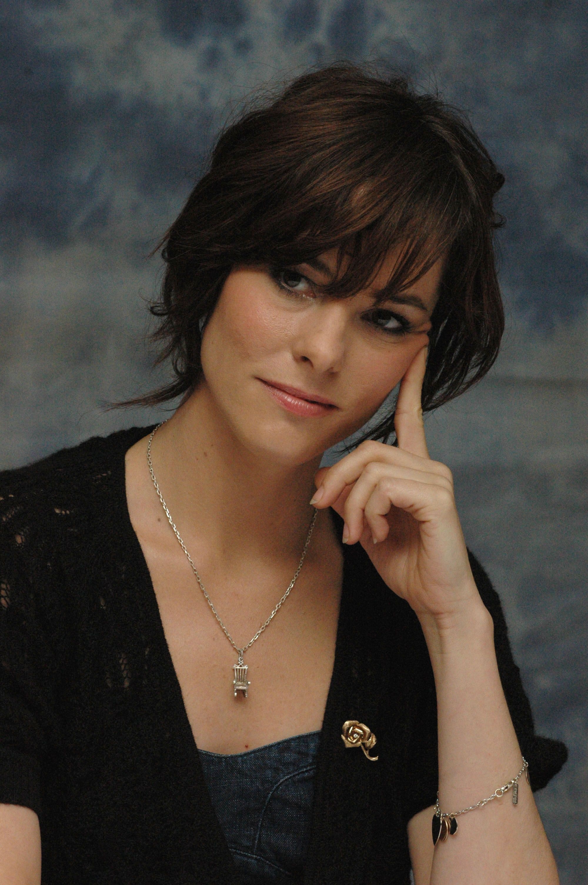 2000x3010 Parker Posey HD Wallpaper. Parker posey, Celebrities, Jobeth williams, Phone