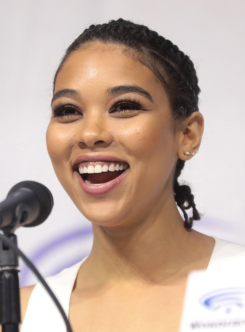 800x1090 Alexandra Shipp, Phone