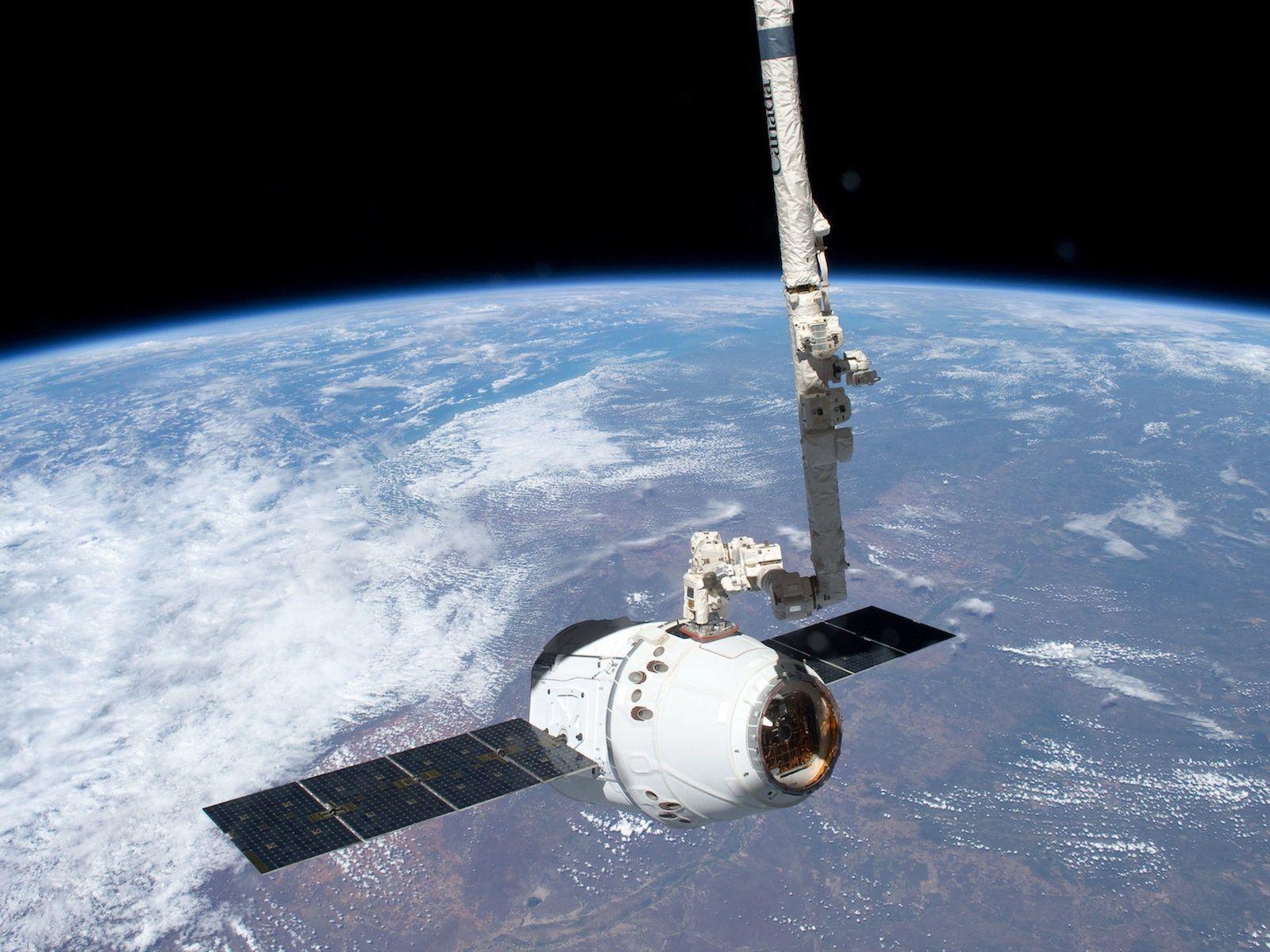 1600x1200 Robotic Arm Grapples SpaceX Dragon at International Space Station, Desktop