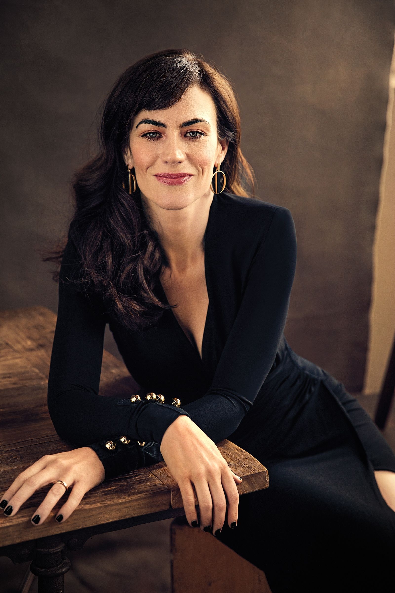 1600x2400 Maggie Siff. Mulher executiva, Mulher, Mulheres, Phone