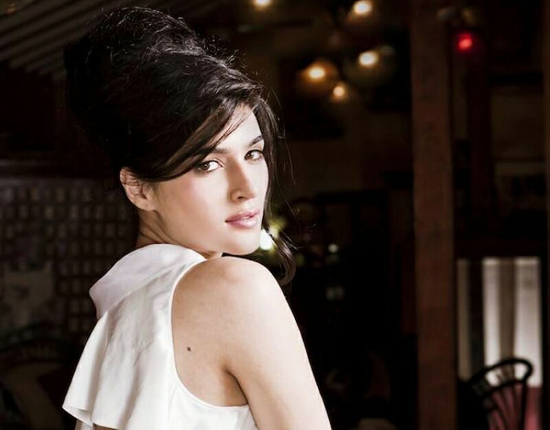 1920x1500 Kriti Sanon Hot HD Wallpaper 046, Desktop