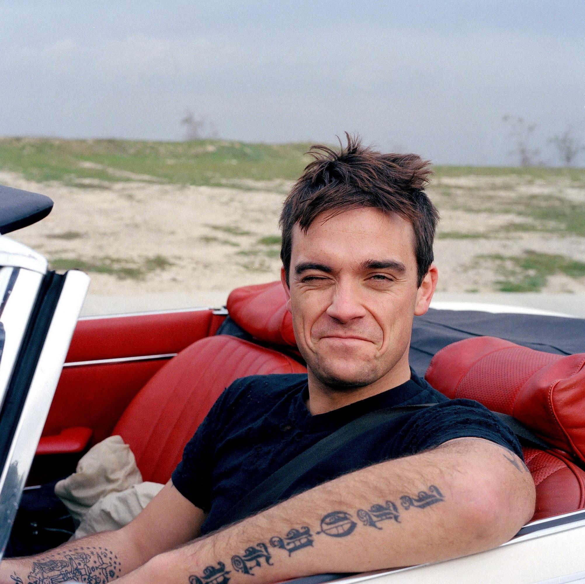 2010x2000 Robbie Williams photo gallery, Desktop