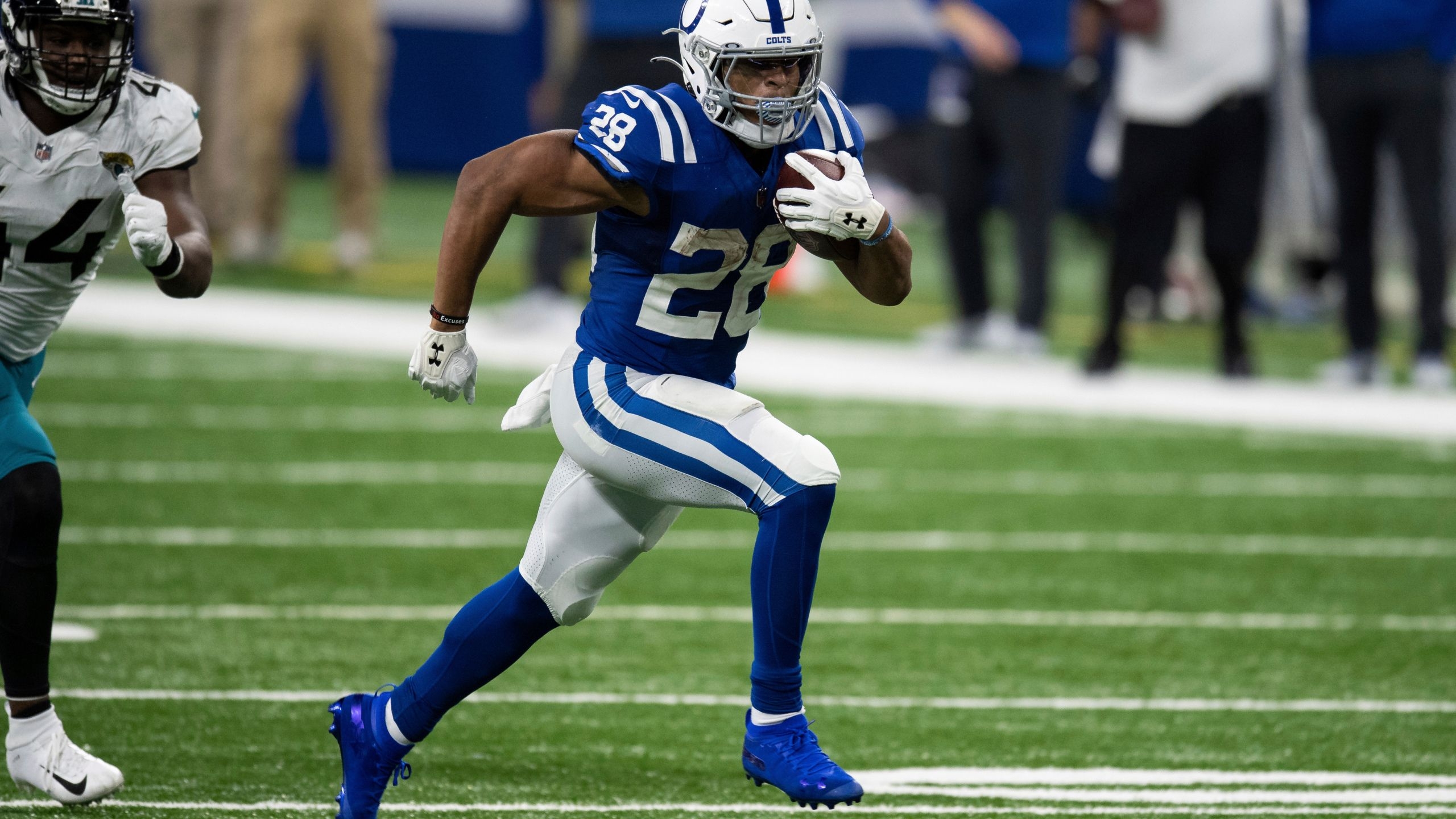 2560x1440 On the other sideline: Colts RB Jonathan Taylor. News 4 Buffalo, Desktop