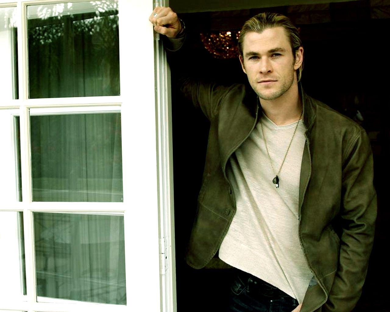 1280x1030 Chris Hemsworth. Sky HD Wallpaper, Desktop