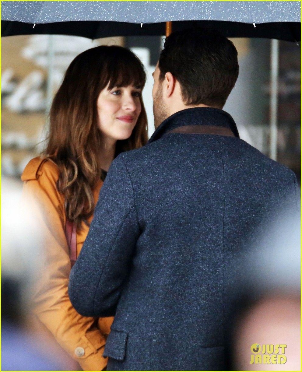 1000x1230 Jamie Dornan & Dakota Johnson Kiss on 'Fifty Shades Darker' Set, Phone