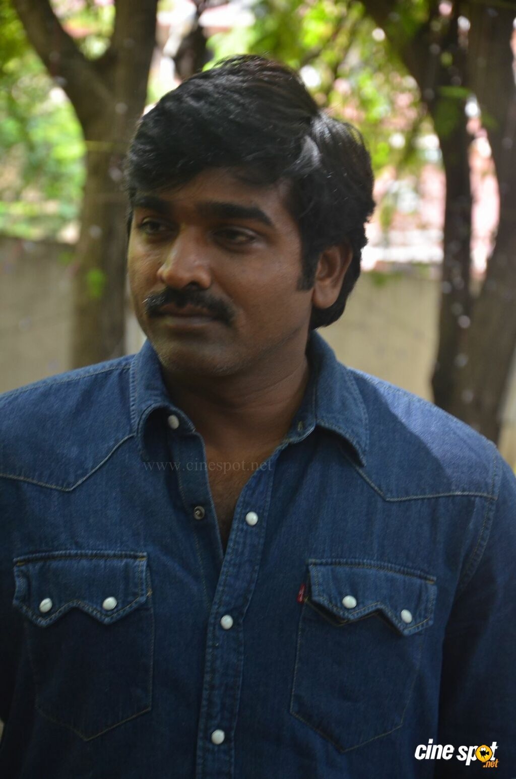 1030x1550 Vijay Sethupathi at Dharma Durai Press Meet (5), Phone