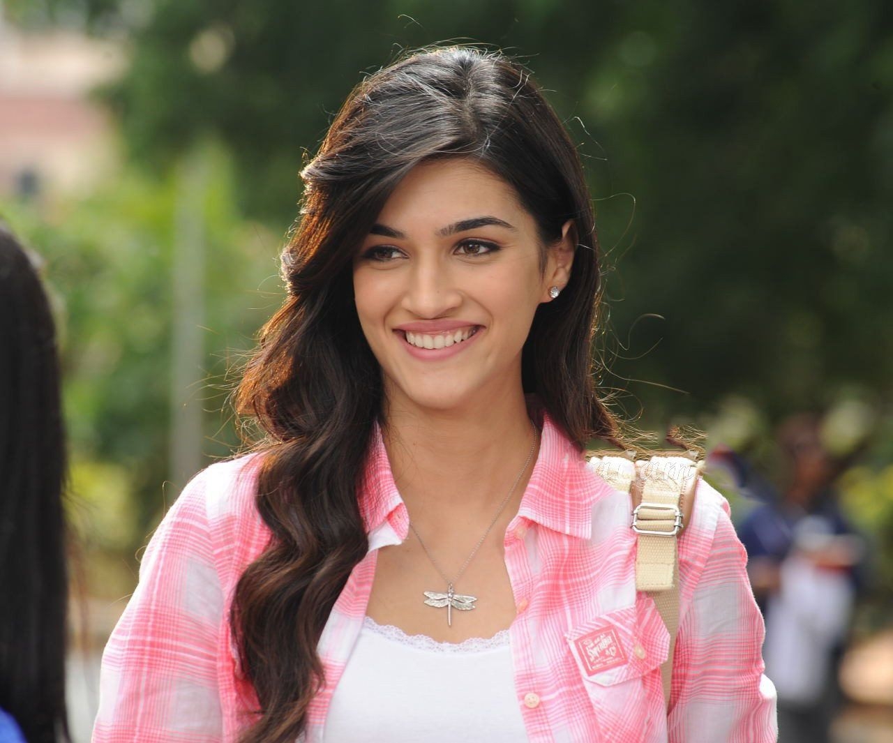 1280x1070 Bollywood Actress Kriti Sanon Latest HD Image And Wallpaper, Desktop