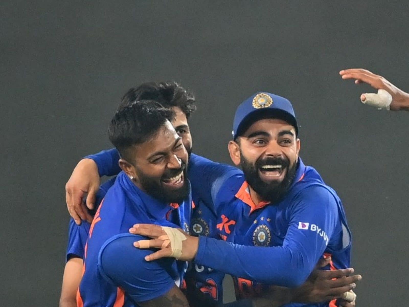 1600x1200 Watch: How Virat Kohli, Hardik Pandya, Desktop