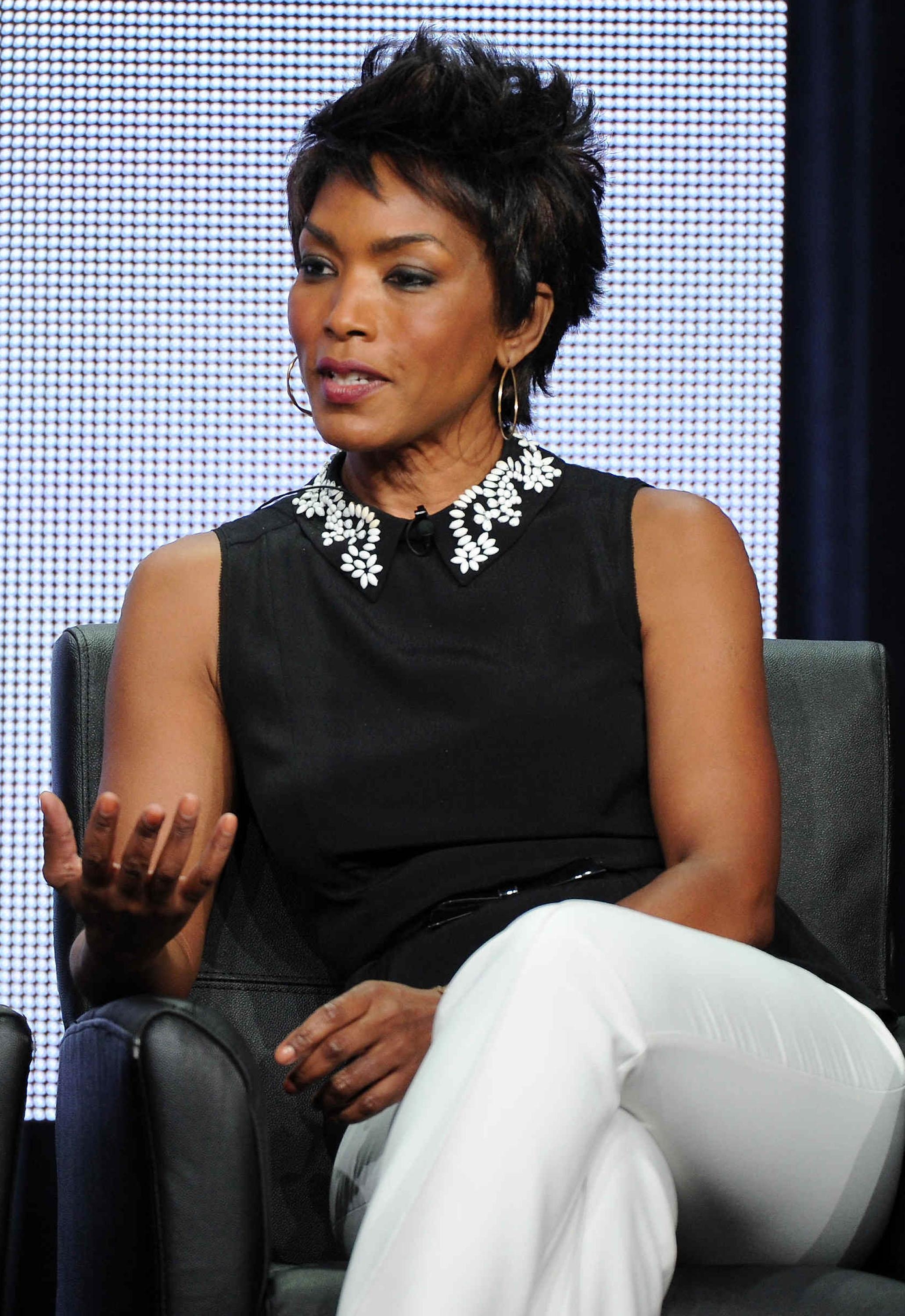 2070x3000 Picture of Angela Bassett Of Celebrities, Phone