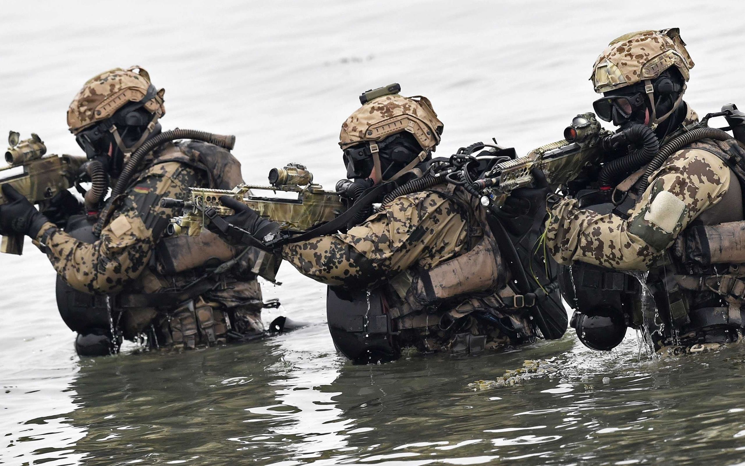 2560x1600 German Military Divers (2196), Desktop