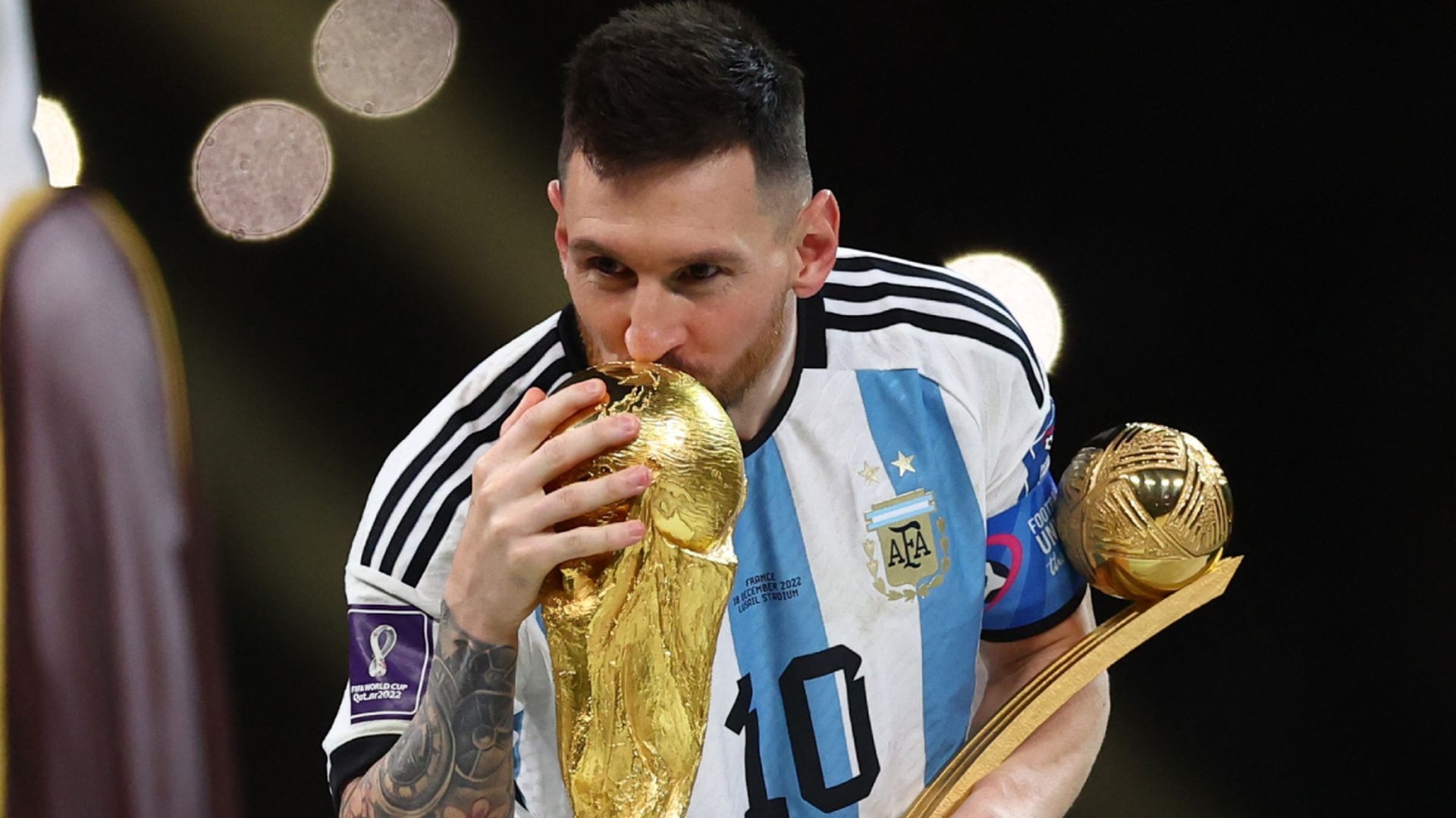 1920x1080 Así besó Messi su anhelada Copa del Mundo, antes de levantarla como soñó durante toda su carrera, Desktop