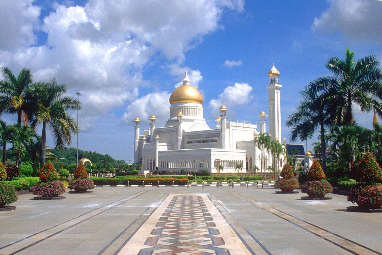 1300x870 BWN Brunei Bandar Seri Begawan Omar Ali Saifuddien Mosque b, Desktop