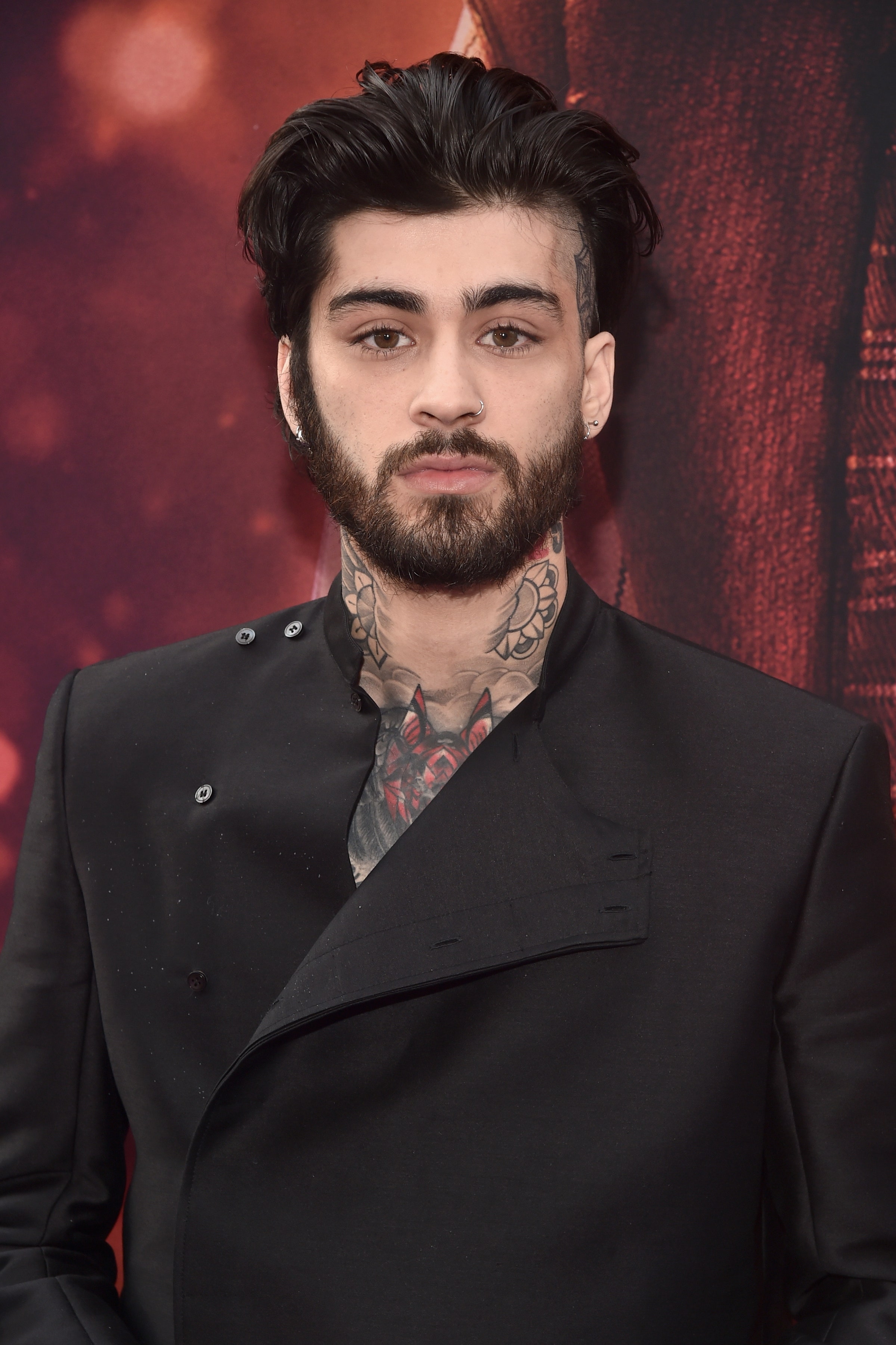 2400x3600 Zayn Malik's “Eyeliner Selfie” is Actually a Muslim Tradition, Phone