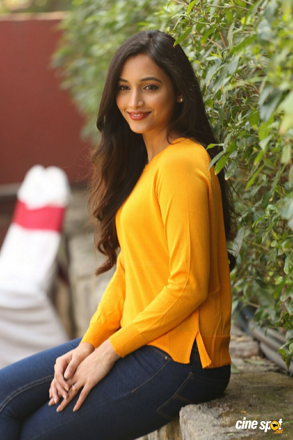 1030x1540 Srinidhi Shetty at KGF Movie Success Meet (16), Phone