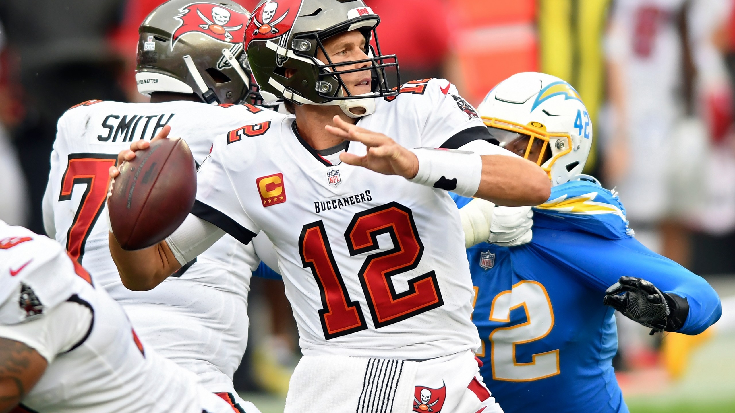 2560x1440 Brady Throws For 5 TDs, Bucs Rally To Beat Chargers 38 31, Desktop