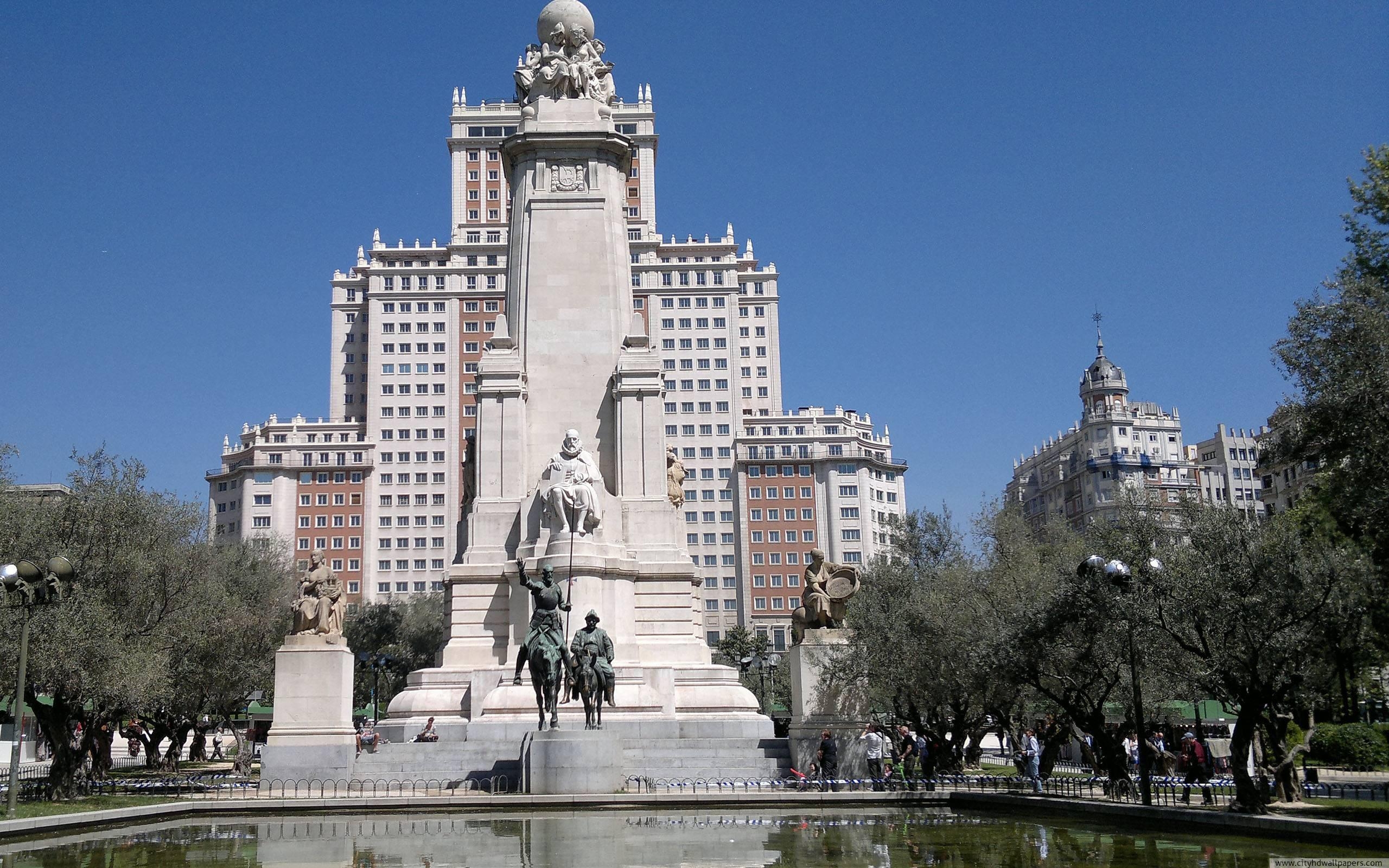 2560x1600 Plaza Espana statue 2 in Madrid, Desktop