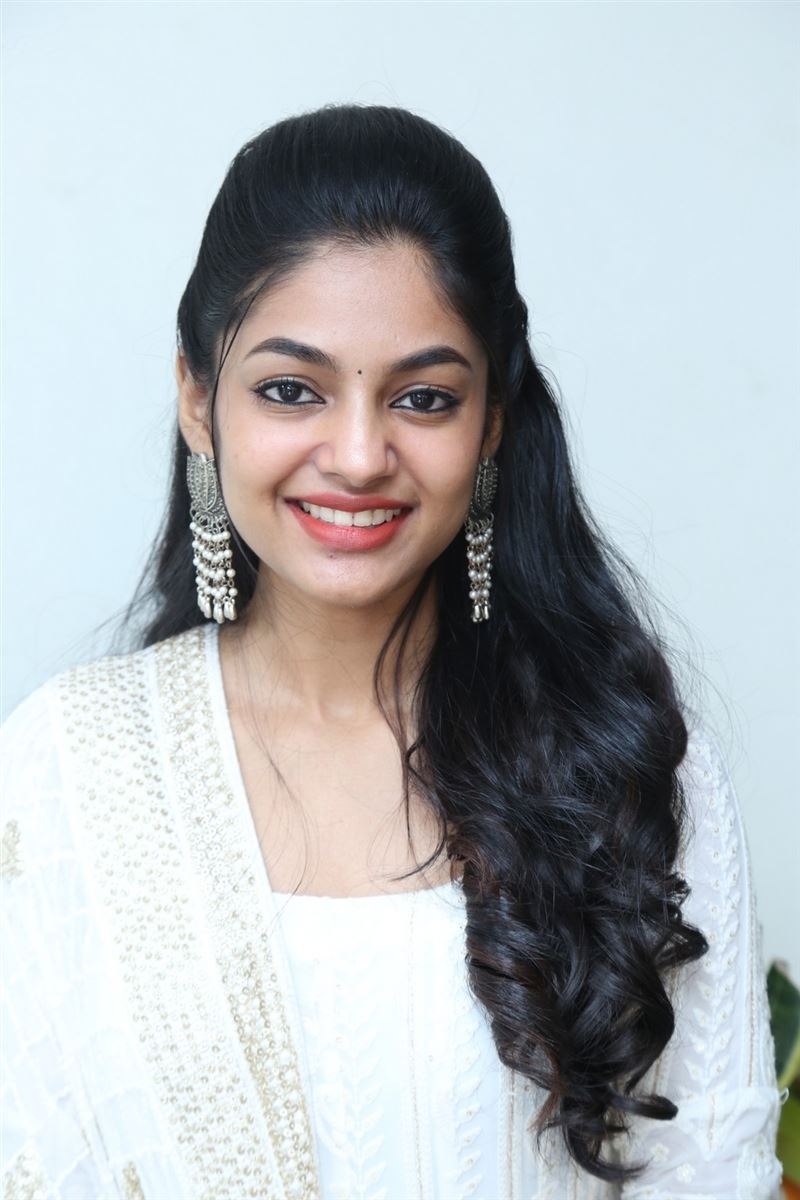 800x1200 Actress Ivana Photo Love Today Press Meet, Phone