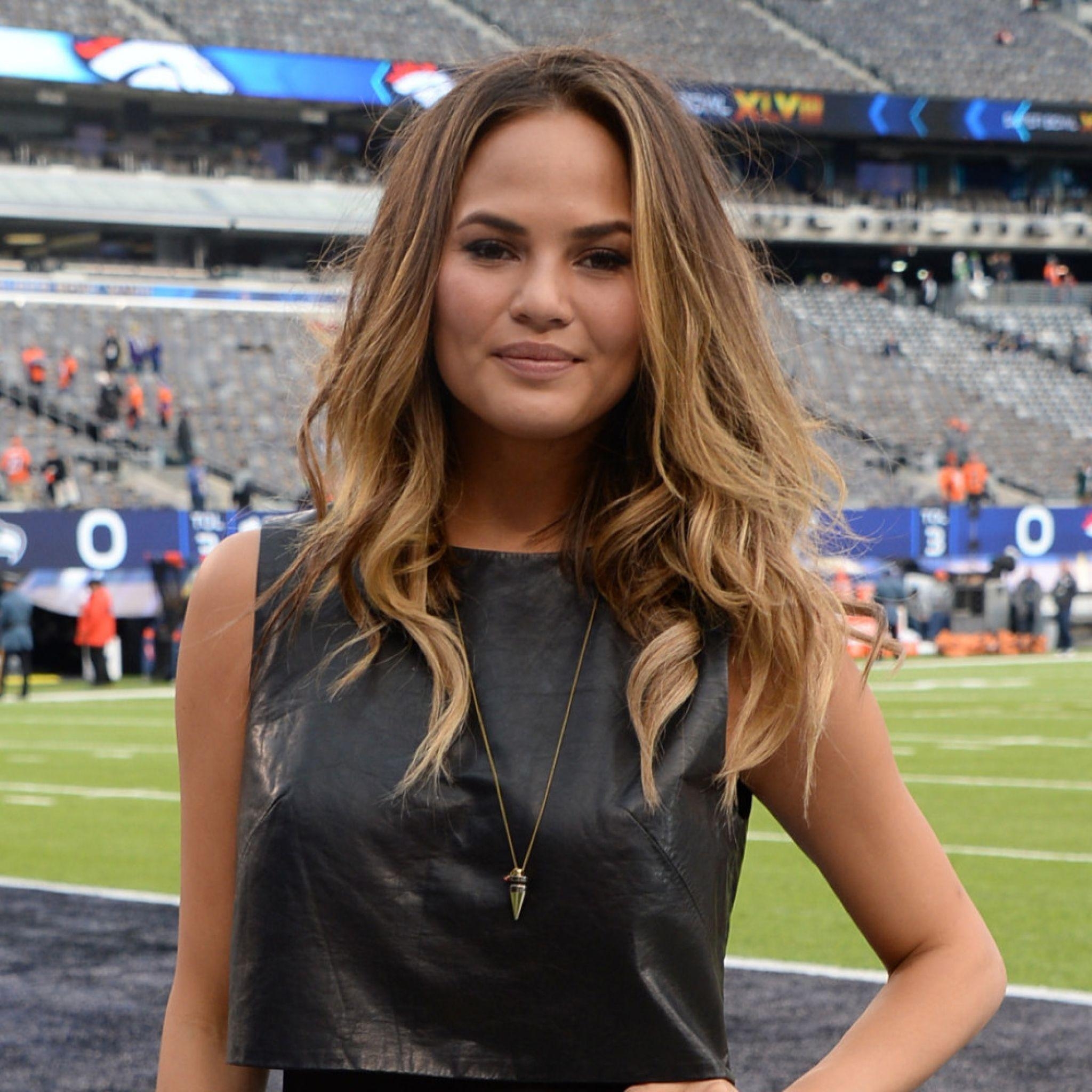 2050x2050 Download Wallpaper  Chrissy teigen, Style, Celebrity, Phone