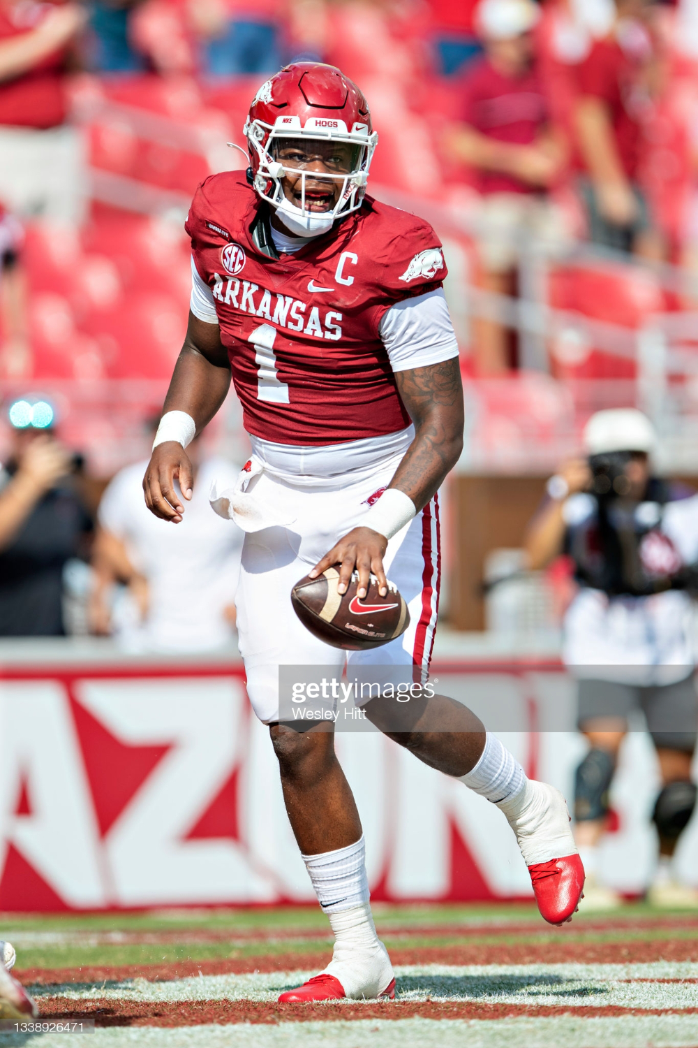 1000x1500 KJ Jefferson of the Arkansas Razorbacks celebrates after scoring a. Arkansas football, Arkansas razorbacks football, Arkansas razorbacks, Phone