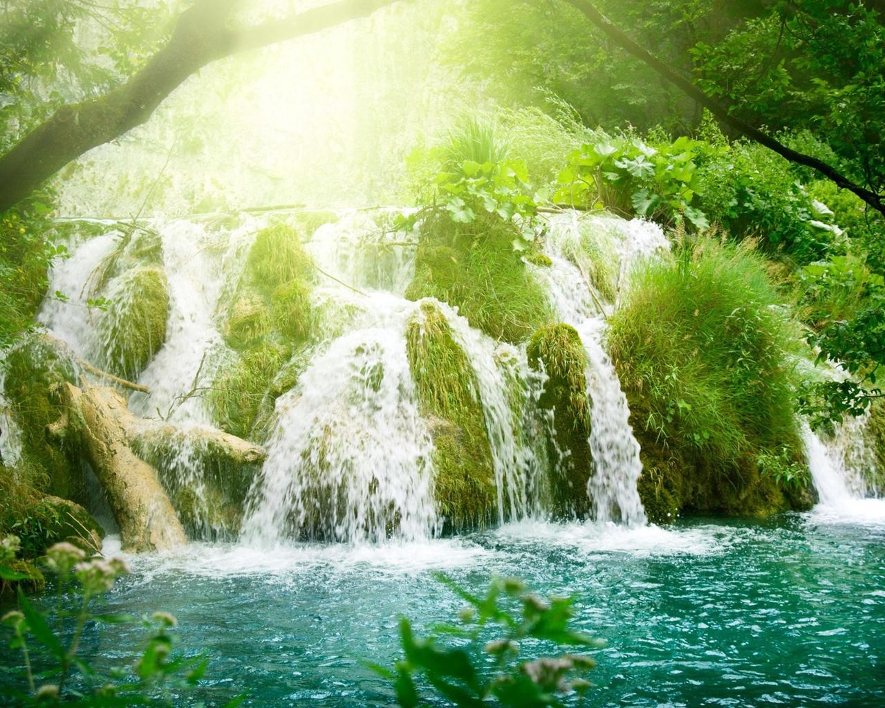 1280x1030 Paradise waterfall, Desktop