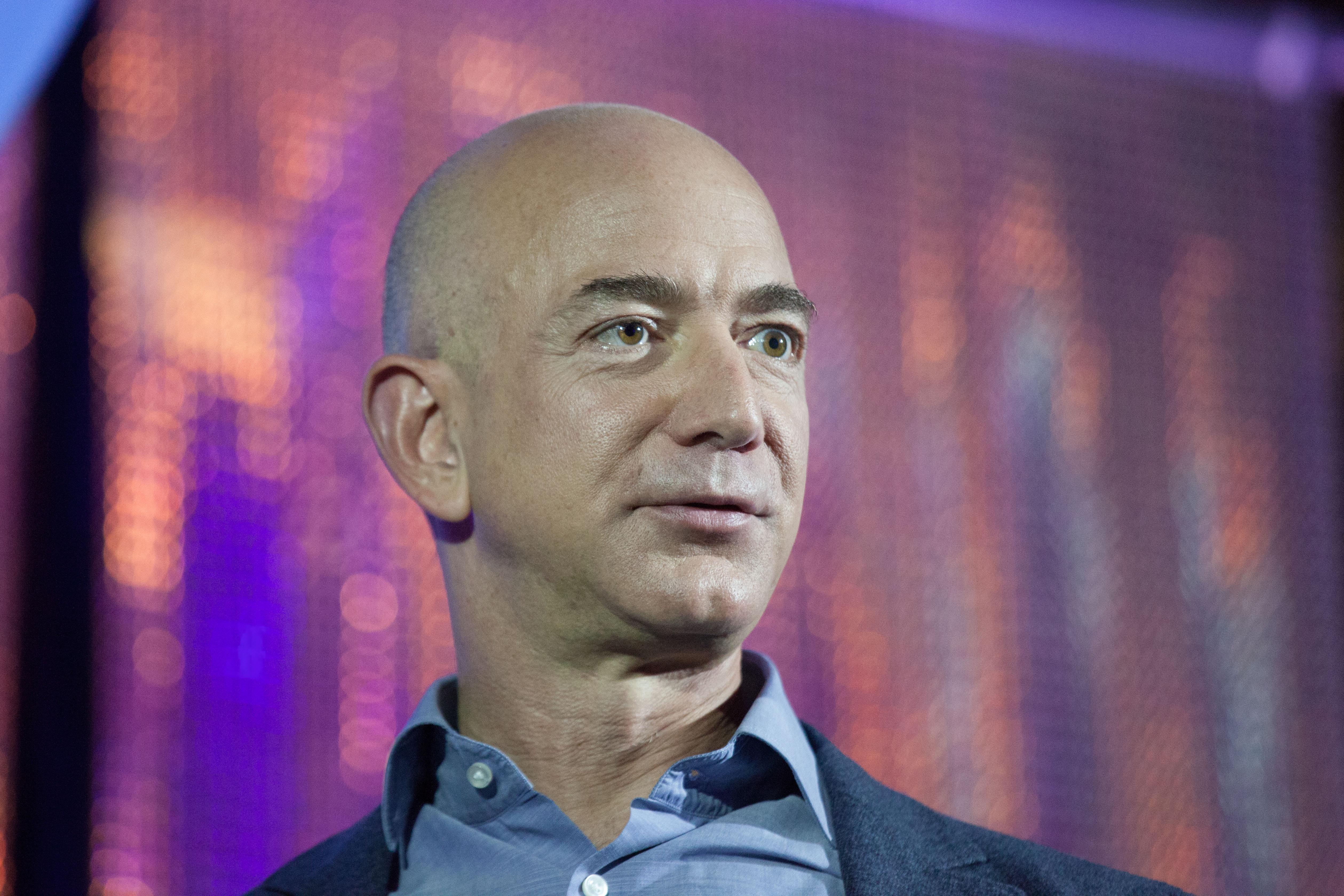 5040x3360 Watch Amazon's Jeff Bezos Try to Eat Dressed as a 'Star Trek' Alien, Desktop