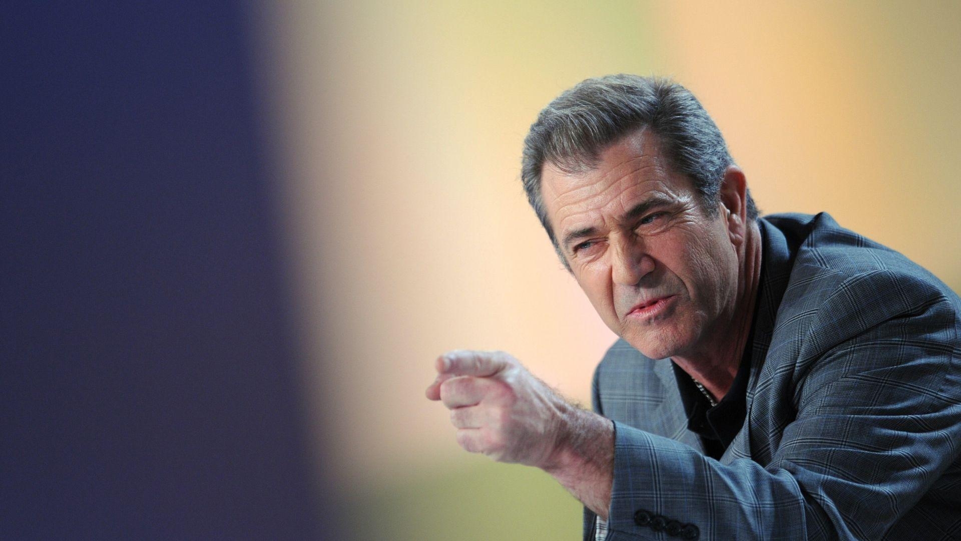 1920x1080 Full HD Wallpaper Mel Gibson Grey Haired Gesture, Desktop, Desktop