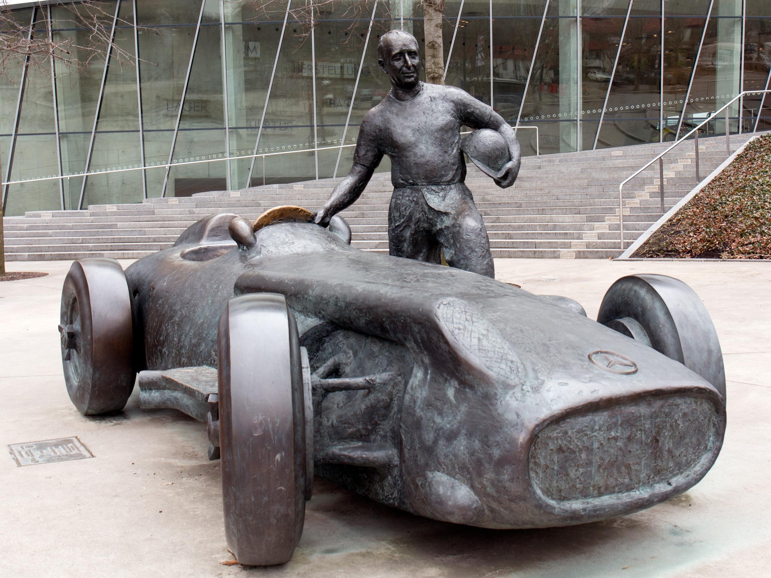 2560x1920 Juan Manuel Fangio Statue Mercedes Benz Museum, Desktop