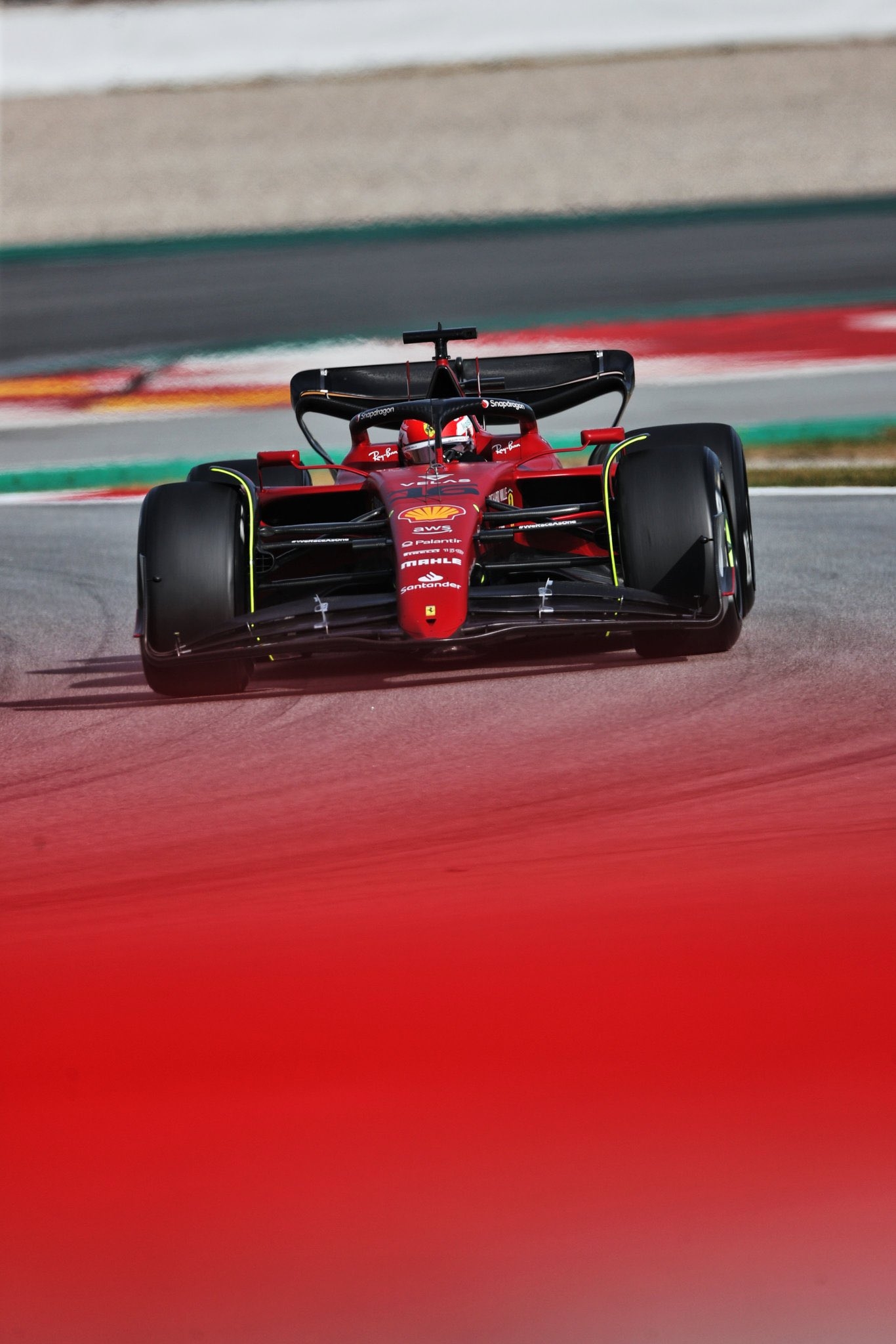 1370x2050 FOTO: Formula 1 testing Day 2 Leclerc in action for Ferrari, Phone