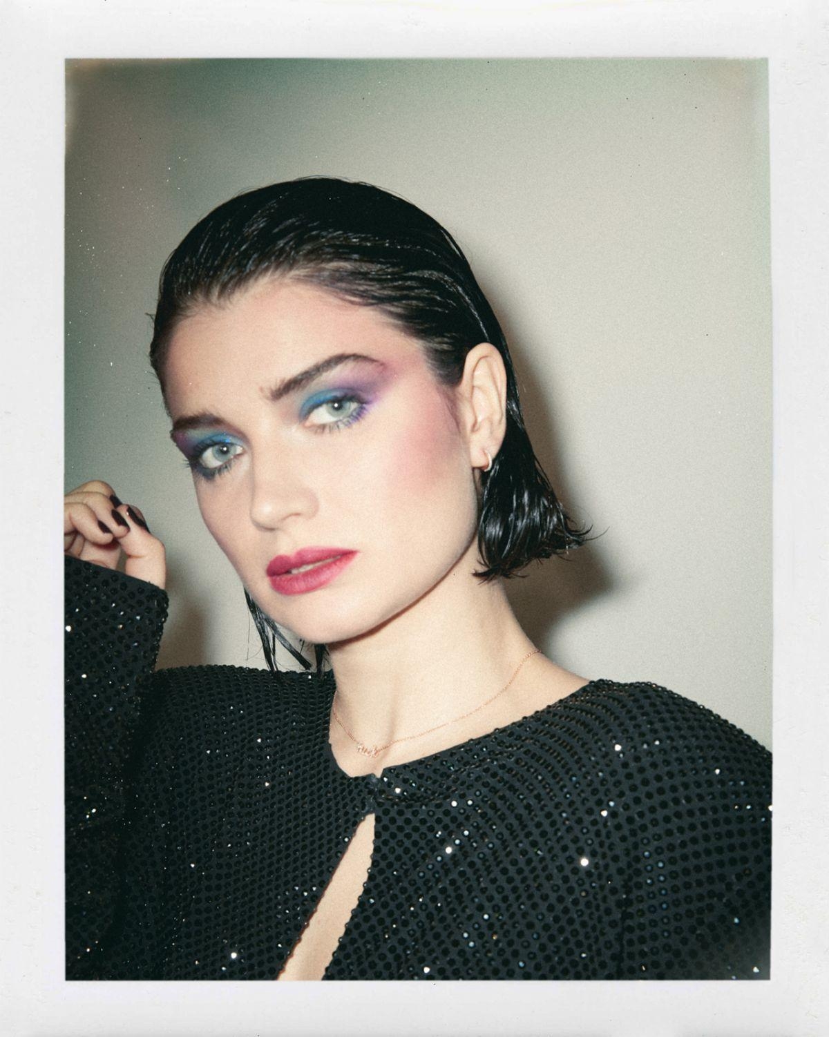 1200x1510 EVE HEWSON for Content Mode Magazine 2018, Phone