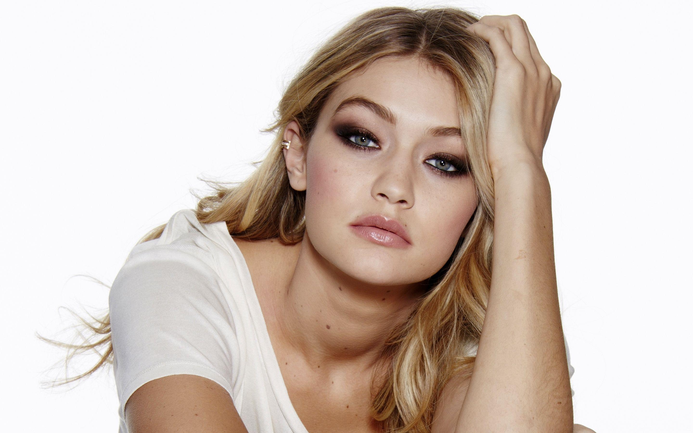 2880x1800 Gigi Hadid Wallpaper, Desktop