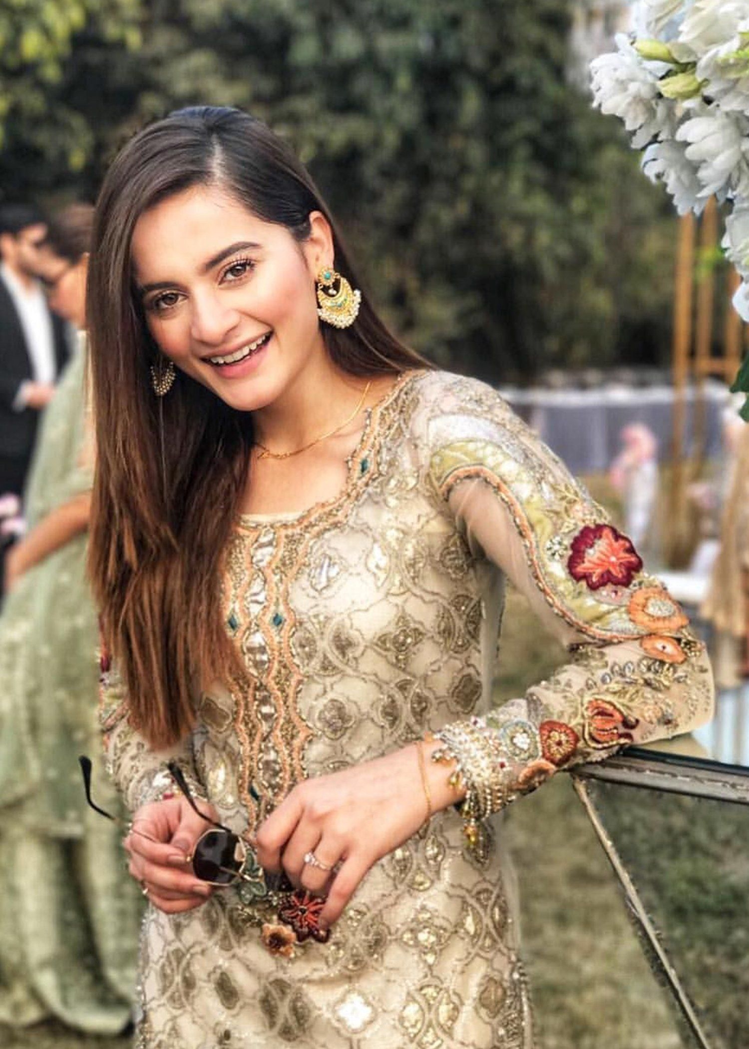 1500x2100 Aiman Khan, Phone