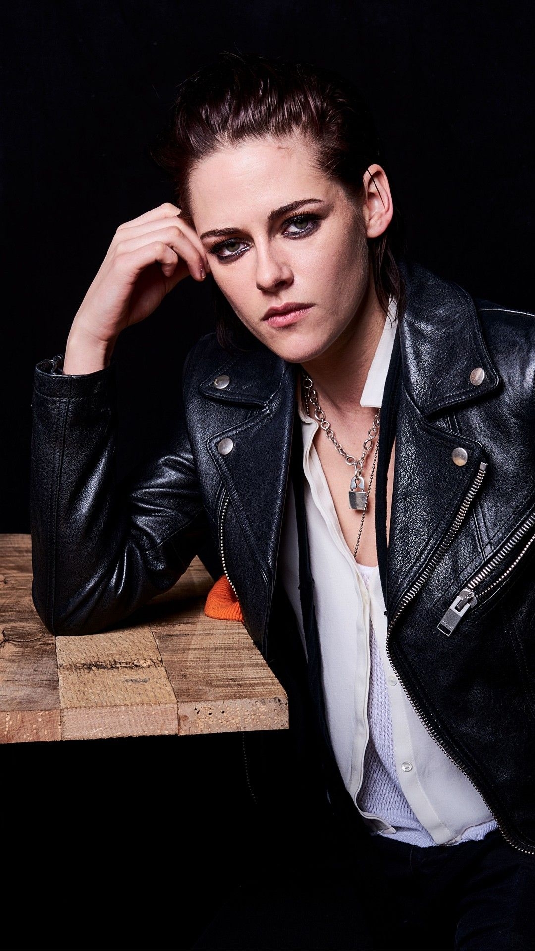 1080x1920 WALLPAPERS HD: Kristen Stewart, Phone