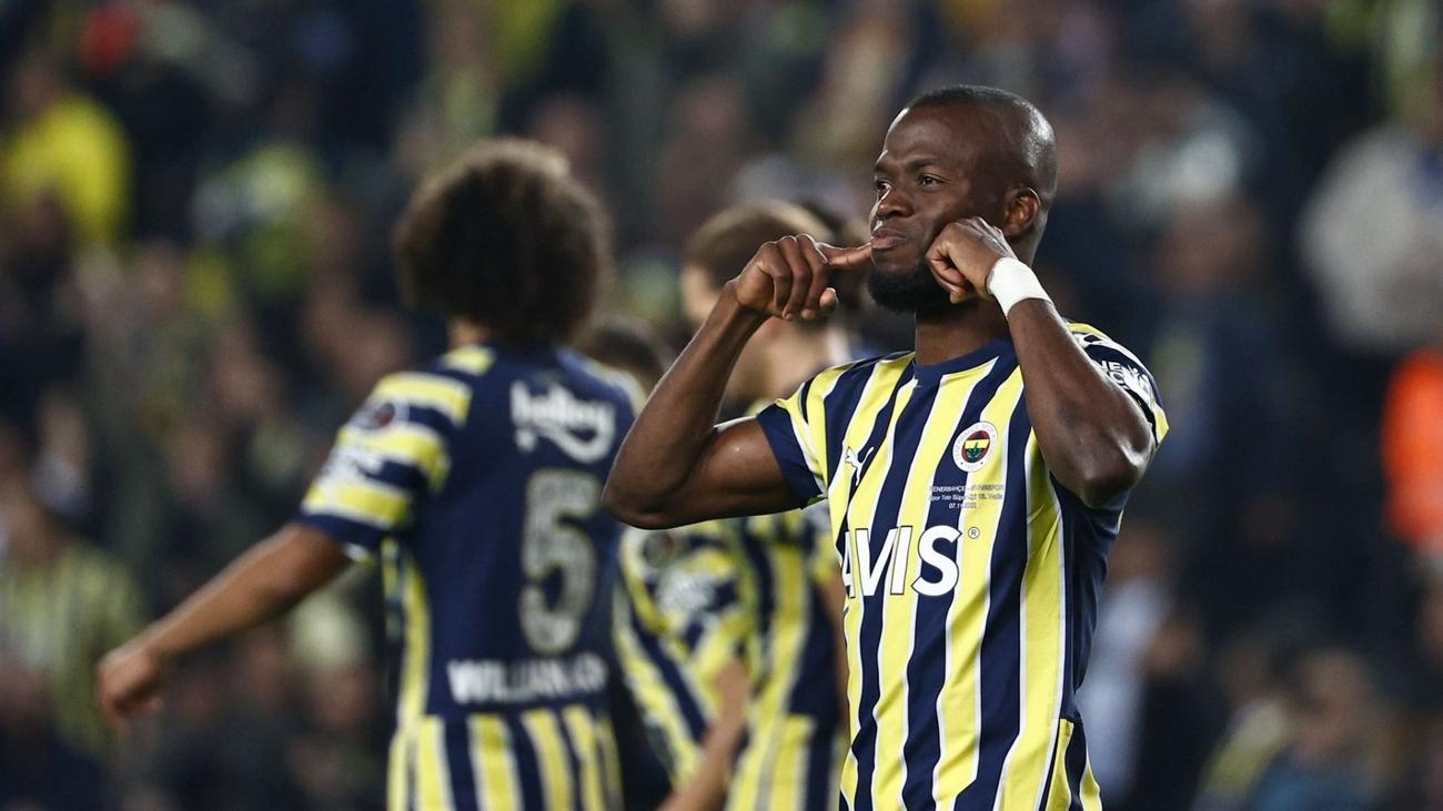 1300x740 Despite Batshuayi's red card, Enner Valencia gives Fenerbahce another win, Desktop