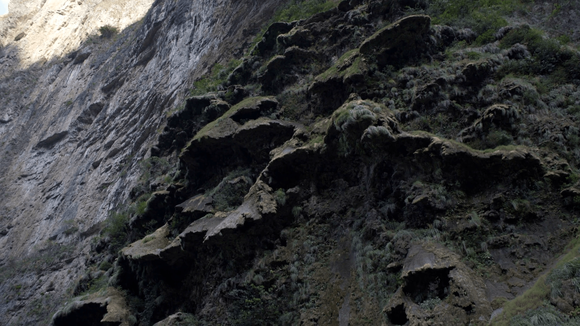 1920x1080 driving on boat, view canyon wall with natural cascade form, tour, Desktop