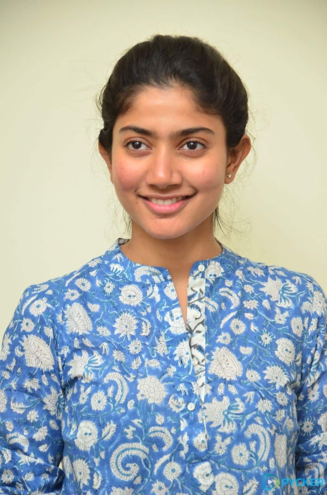 1060x1600 Sai Pallavi Latest Picture And HD Wallpaper, Phone