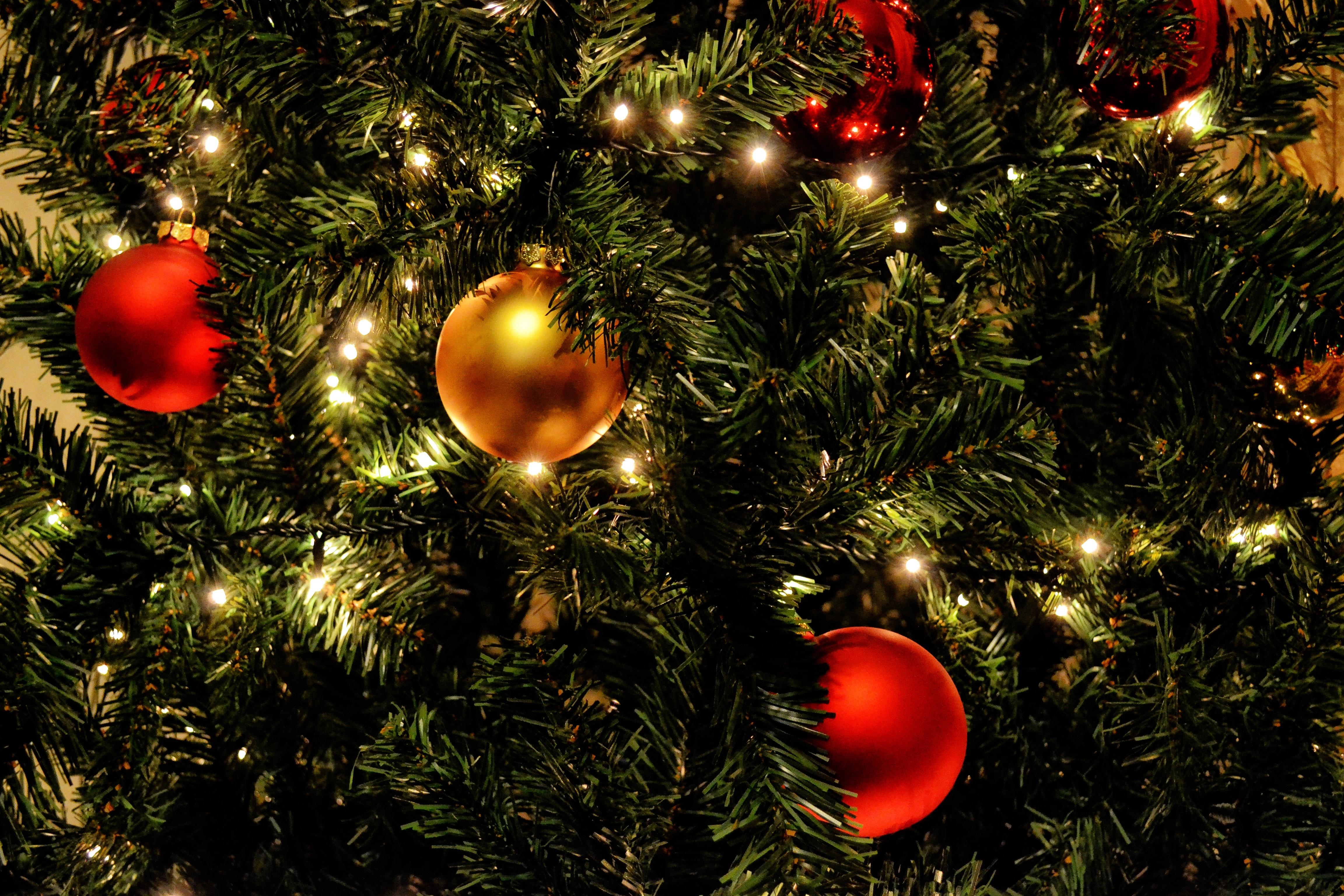 4610x3080 Green Christmas Tree With Red Baubles · Free, Desktop