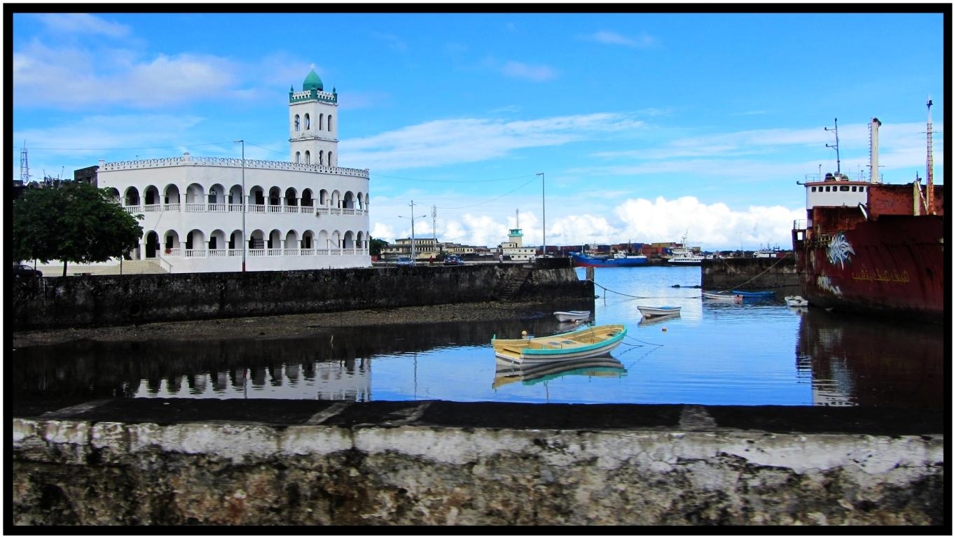 1370x770 comoros ships and boats. HD Windows Wallpaper, Desktop