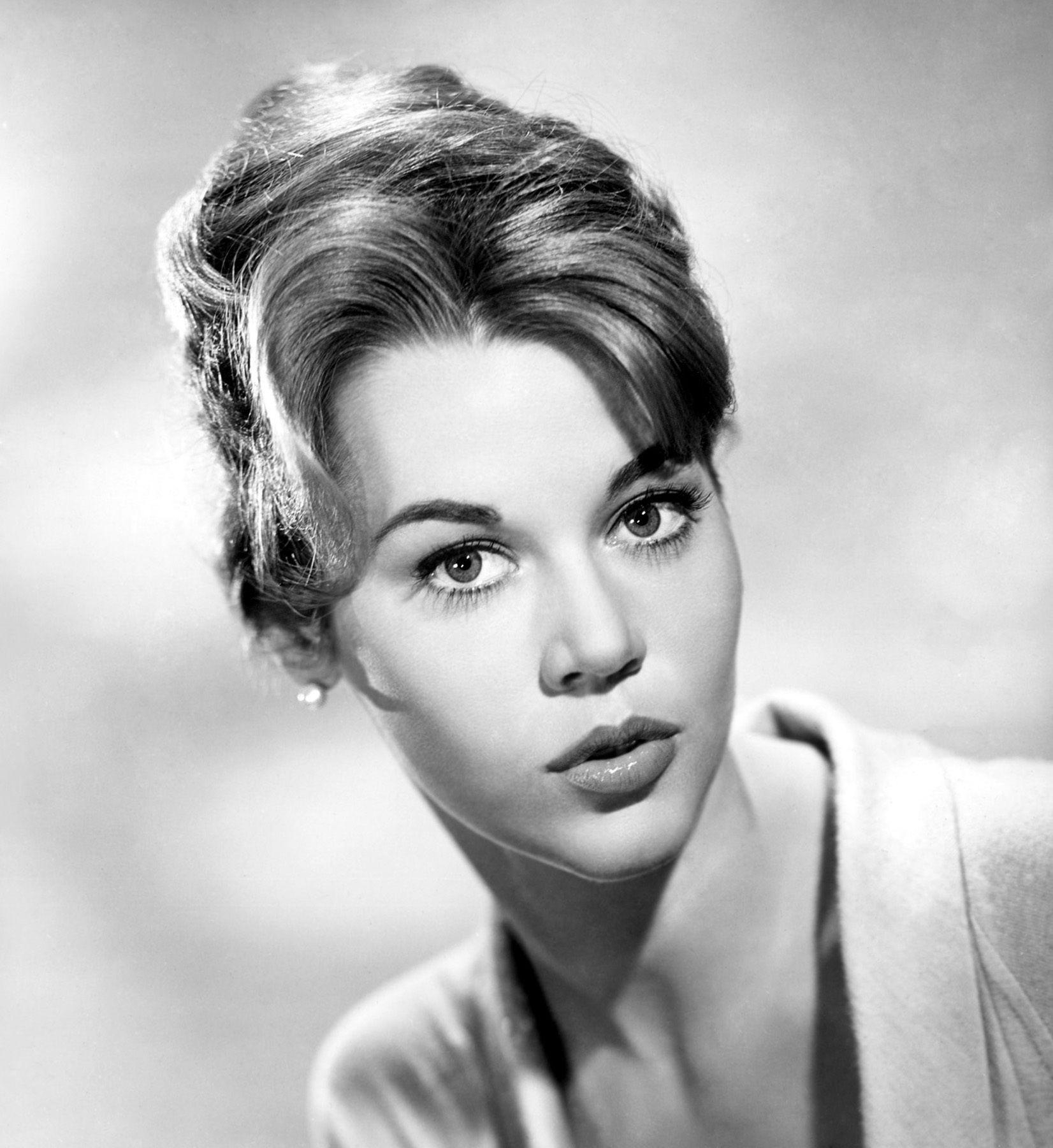 1660x1800 Awesome Jane Fonda HD Wallpaper Free Download, Phone