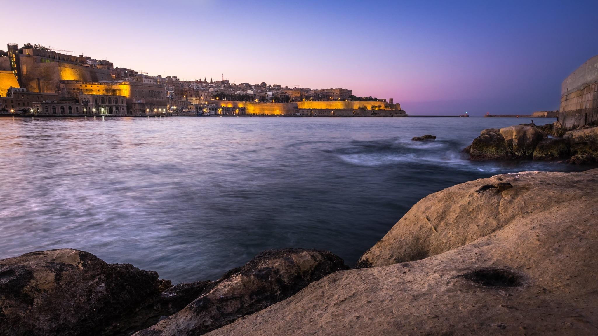 2050x1160 Architectural photo of concrete houses near body of water, valletta, Desktop