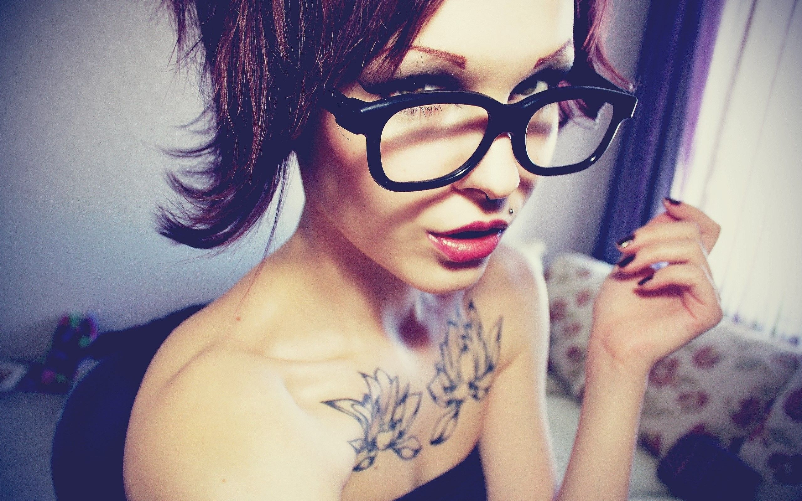 2560x1600 brunettes, tattoos, women, piercings, girls with glasses, Desktop