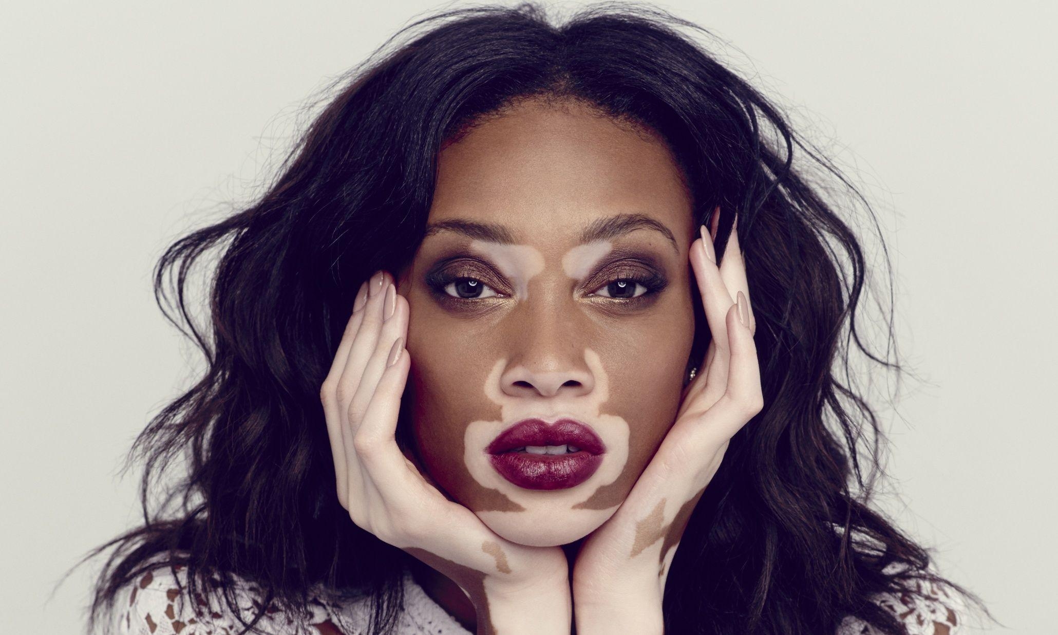 2060x1240 Winnie Harlow Race, Desktop