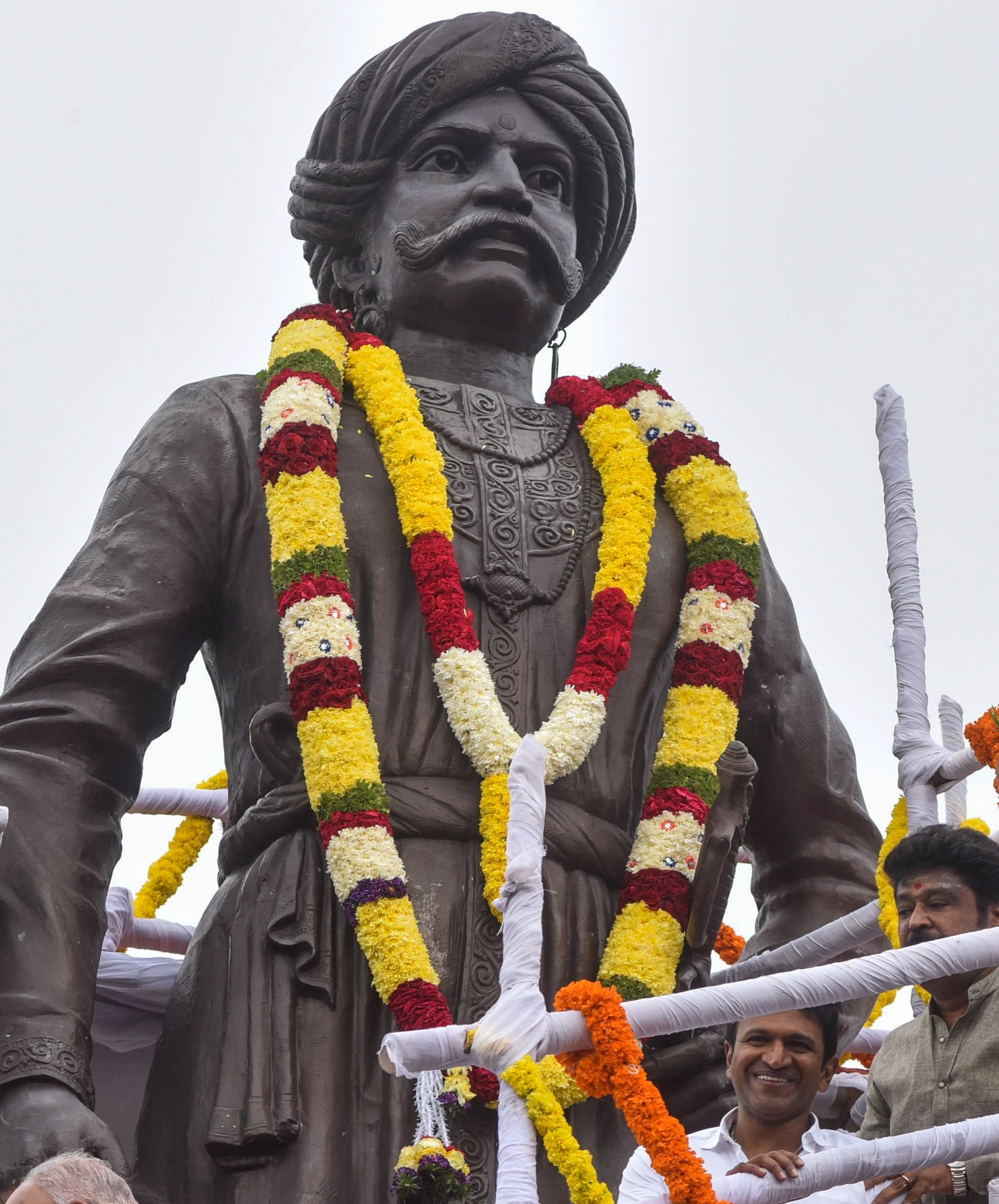 1950x2340 A giant Kempegowda statue that serves nobody's purpose, Phone