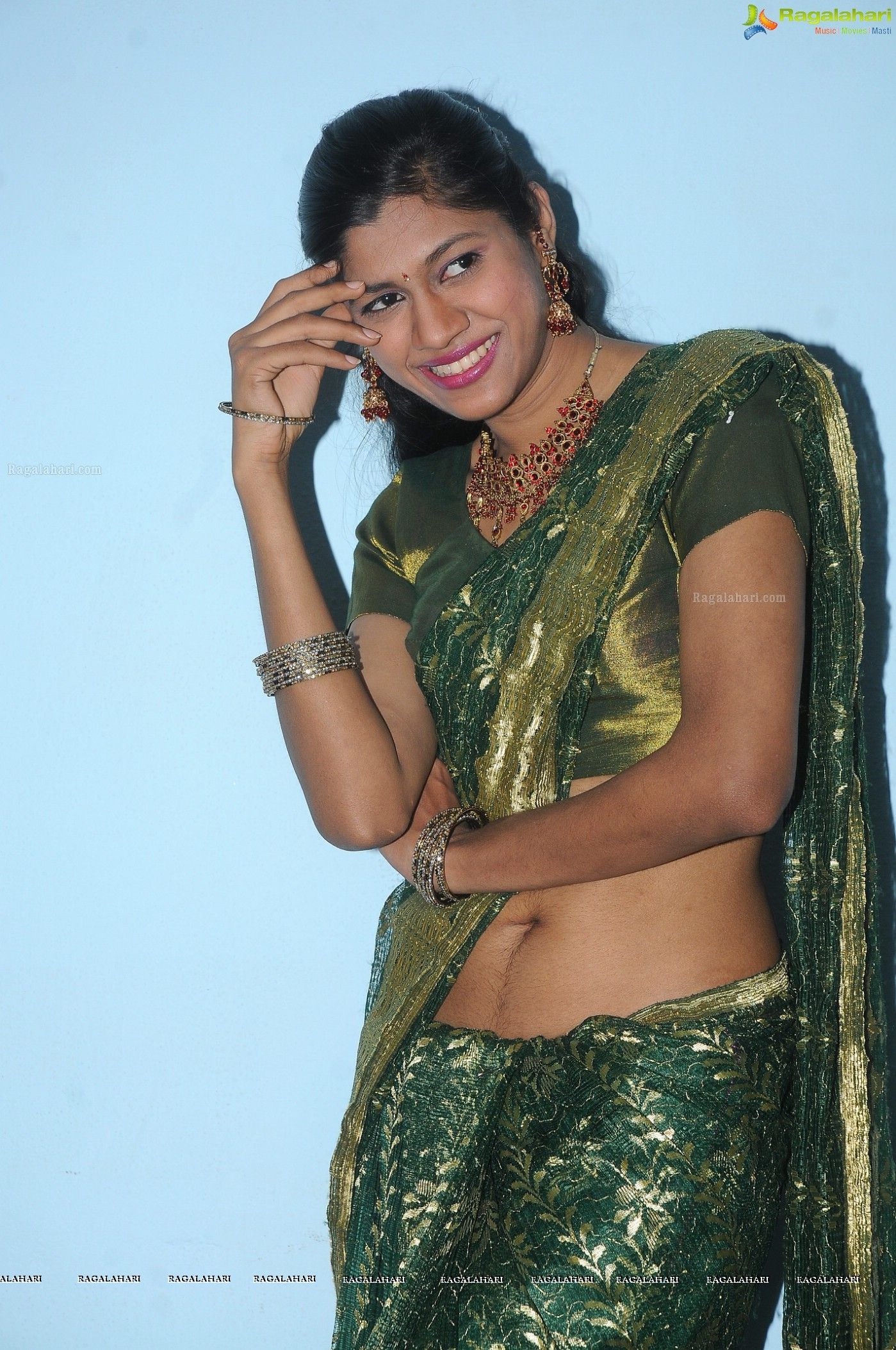 1400x2110 Sneha Tagore Saree Navel In Raagalahari Wallpaper & Background Download, Phone