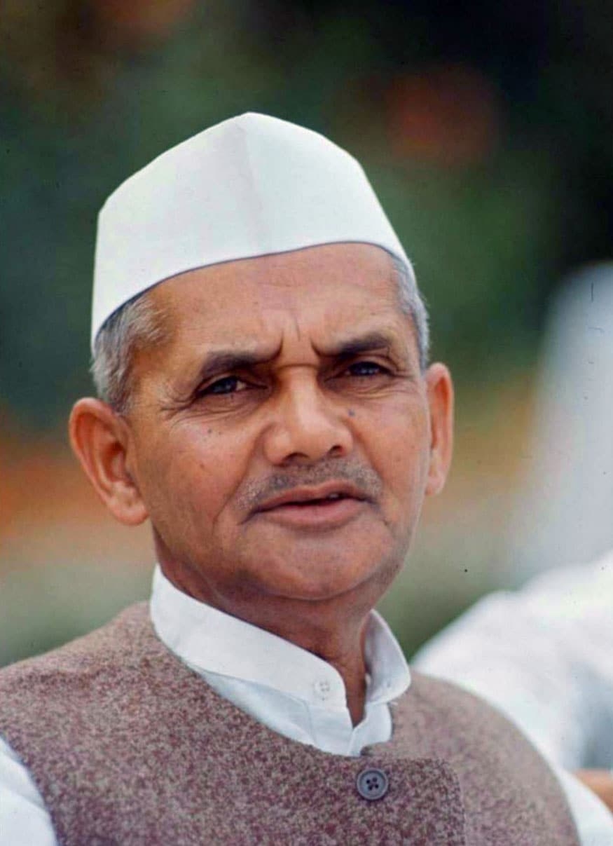 880x1210 Remembering Lal Bahadur Shastri: Rare Picture of the Former PM, Phone