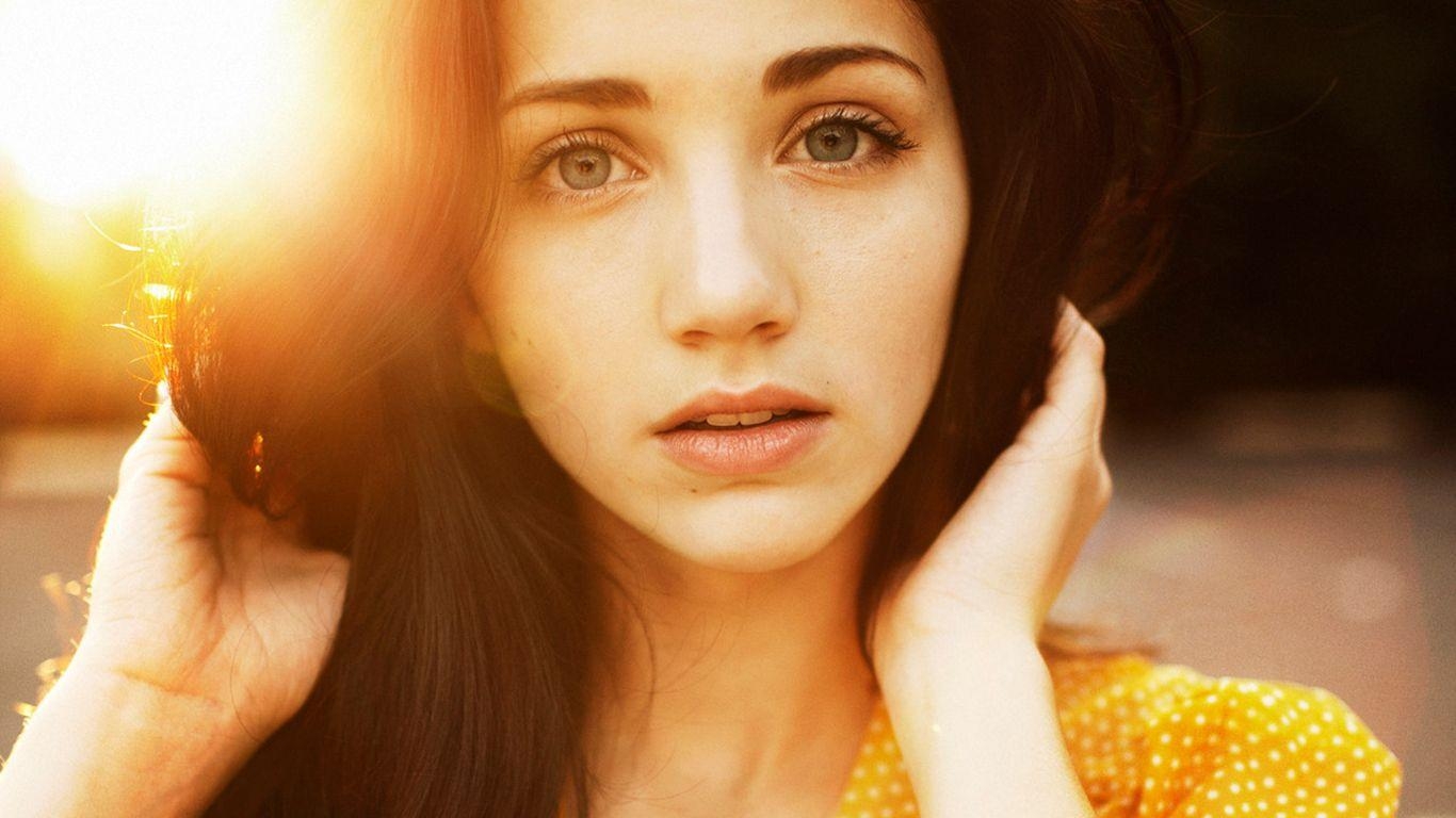 1370x770 Emily Rudd Wallpaper and Backgroundx768, Desktop