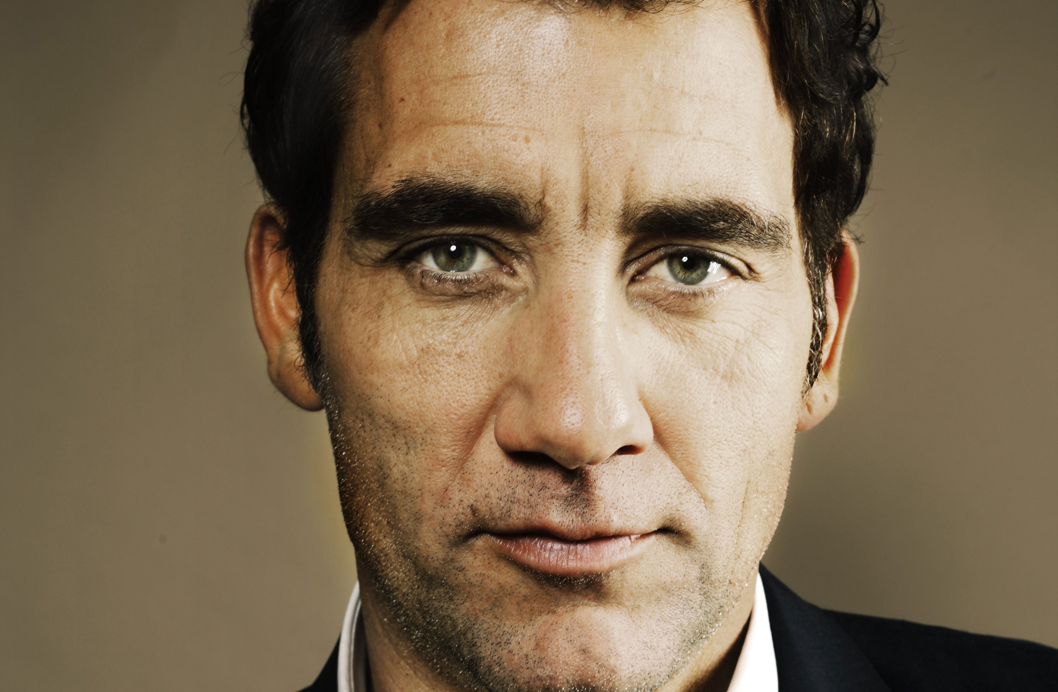 3440x2250 Download  Clive Owen, Actor, Face Portrait Wallpaper, Desktop